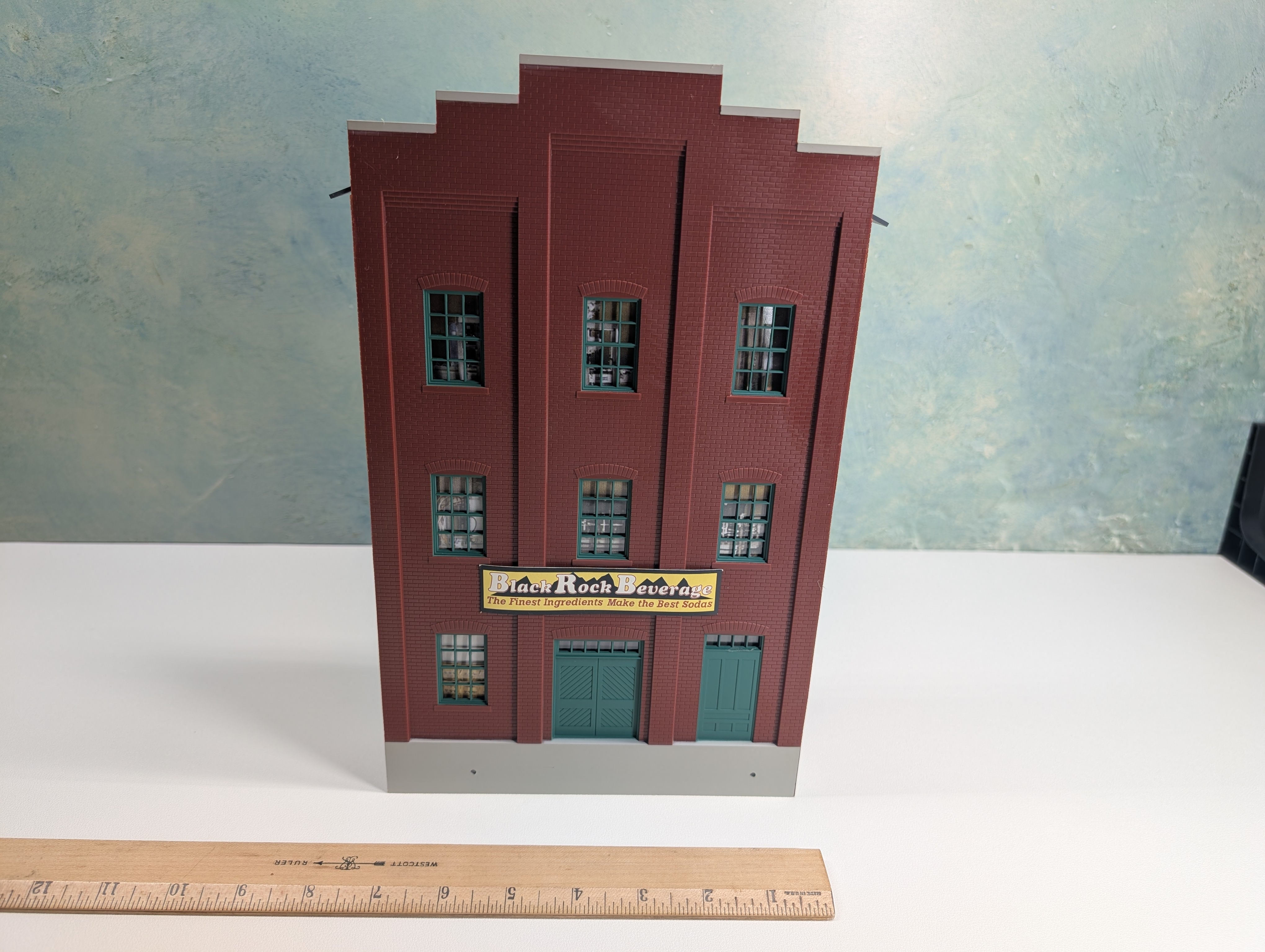 USED Walthers O Flat Building, Wall Building, Black Rock Beverage