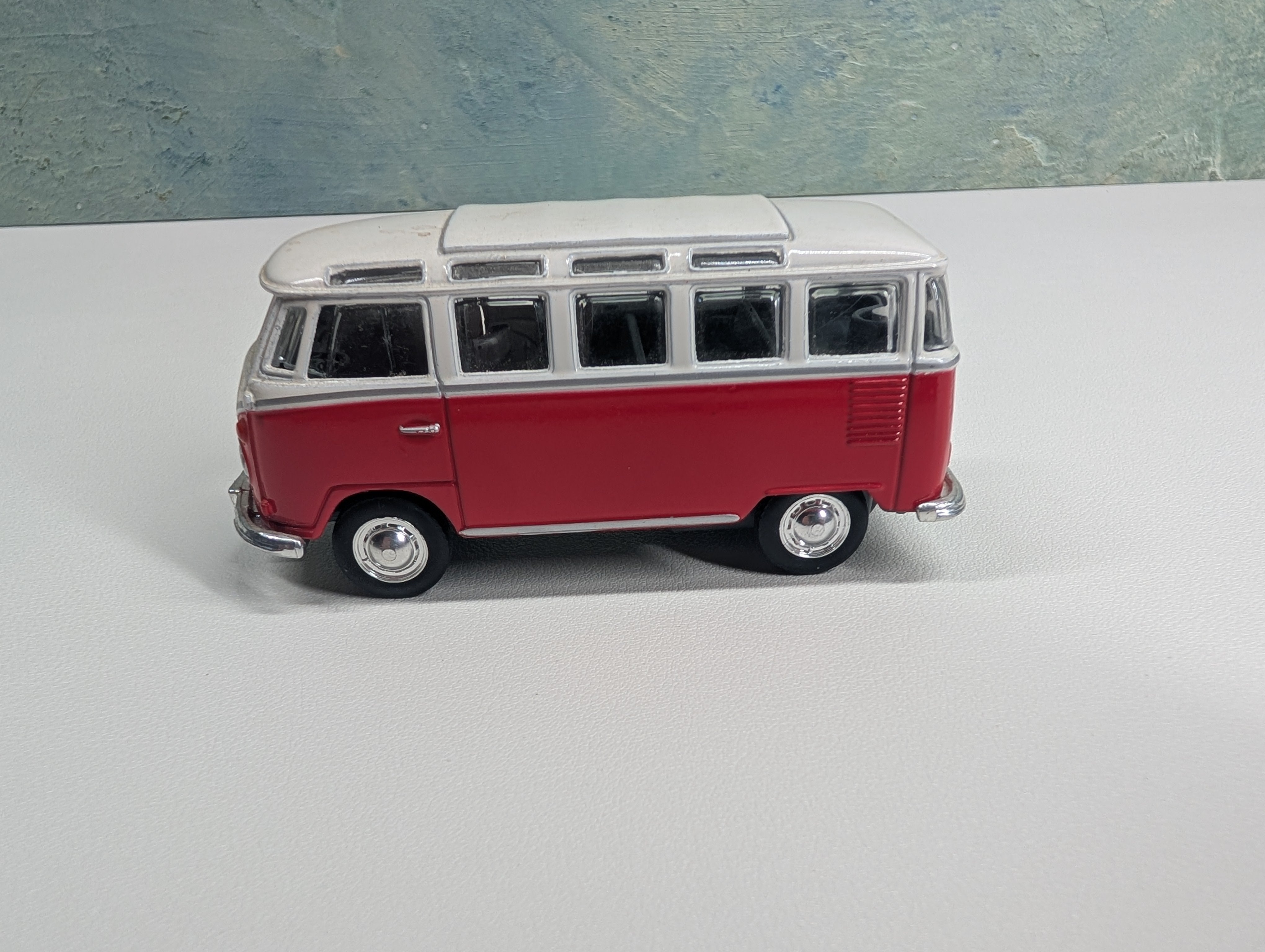 USED Maisto Volkswagen Samba White/Red 1:40 Scale