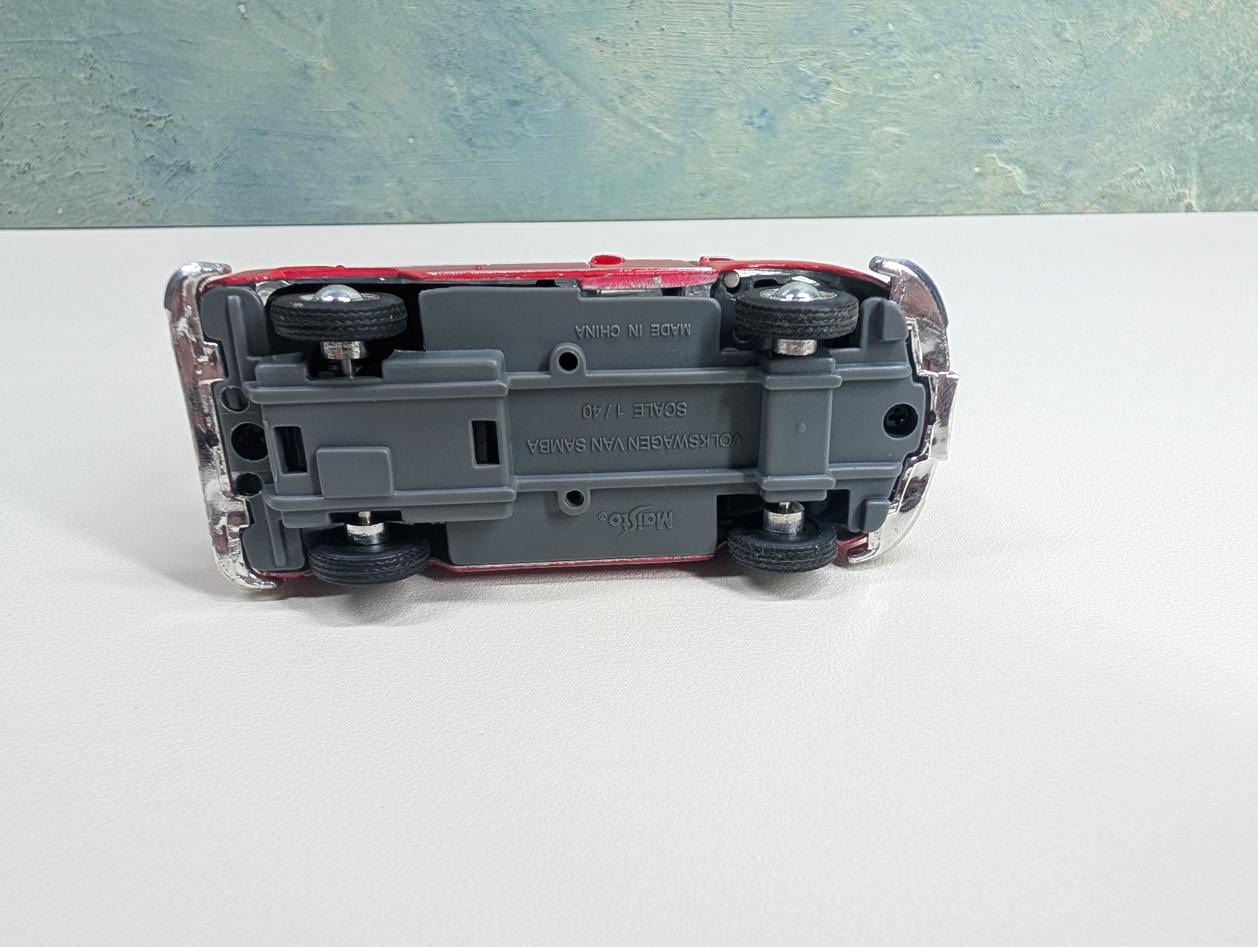 USED Maisto Volkswagen Samba White/Red 1:40 Scale