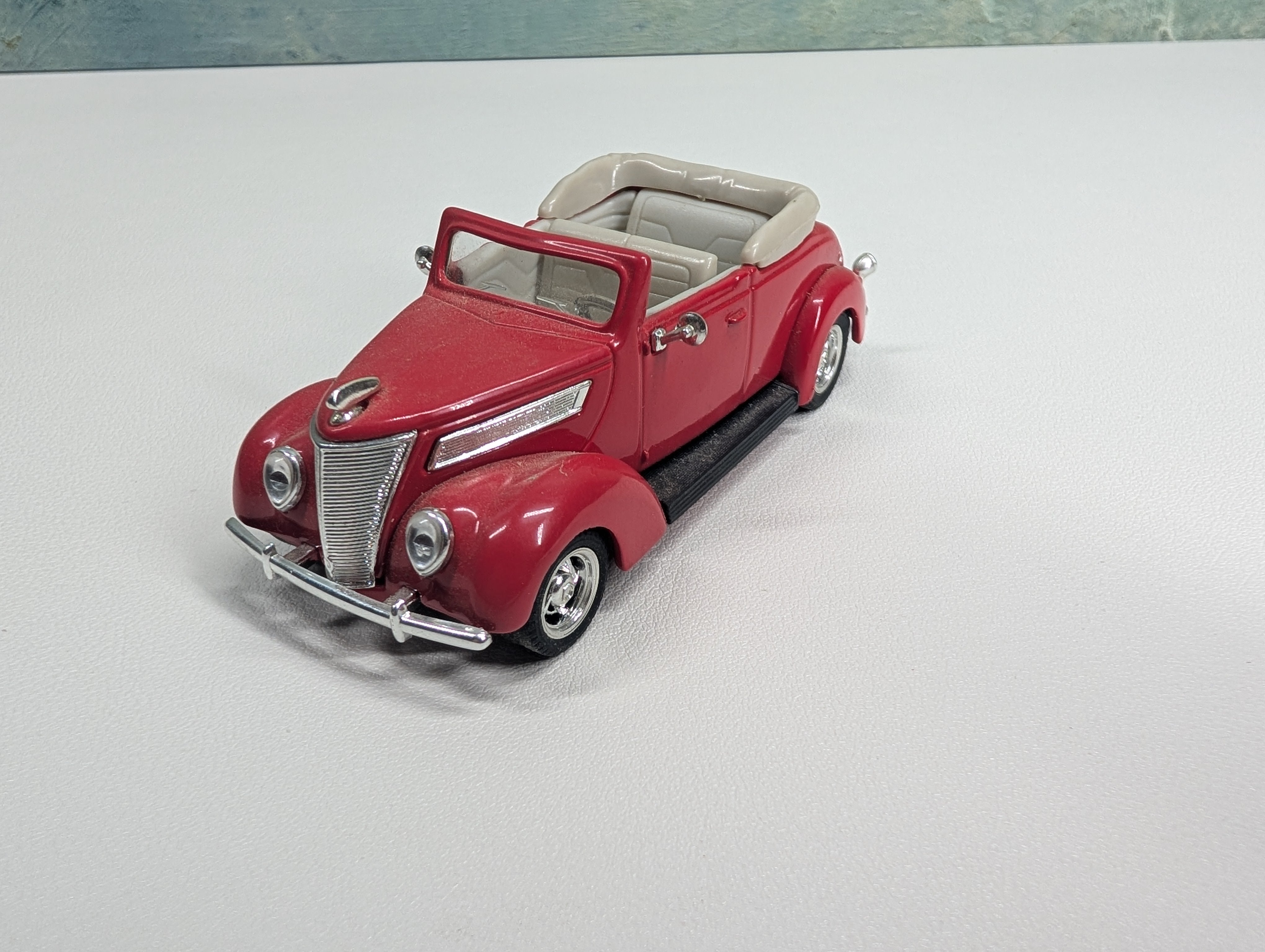 USED Road Signature 94230 1937 Ford Convertible Red, 1:43 Scale
