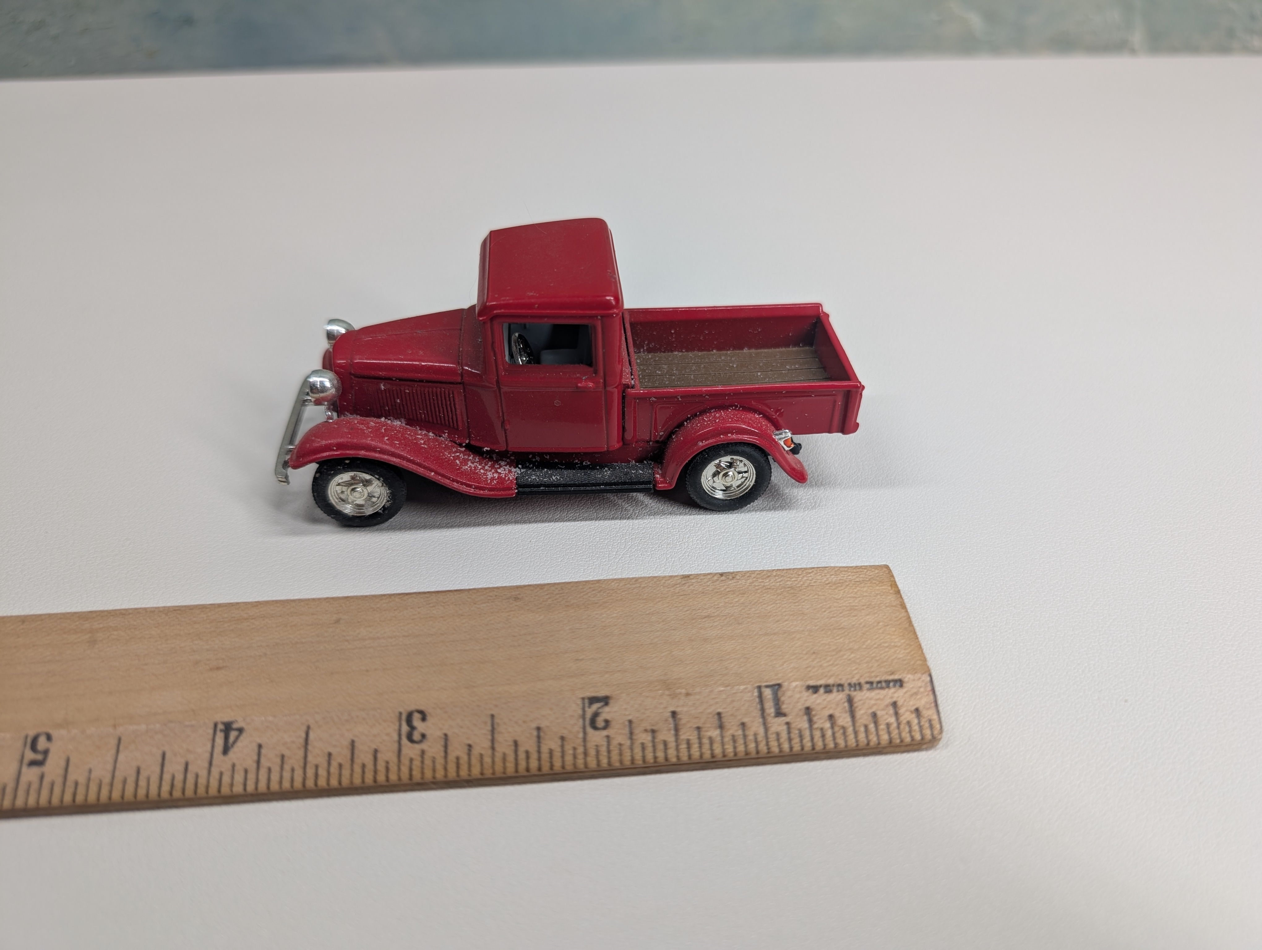 USED Road Signature 94232 1934 Ford Pick-Up, Red, 1:43 Scale