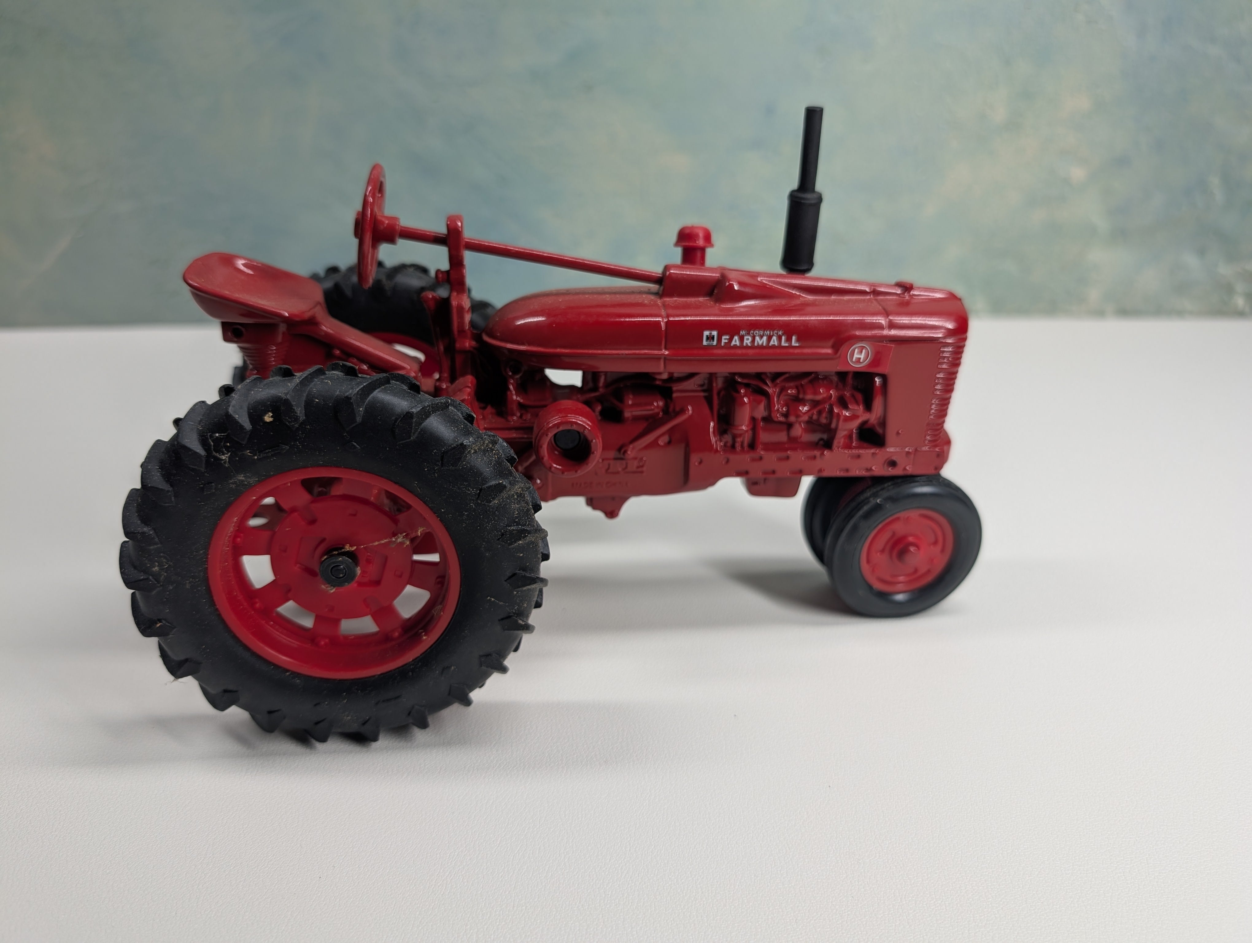 USED ERTL Large Farmall Red Tractor (1988 Production), Case