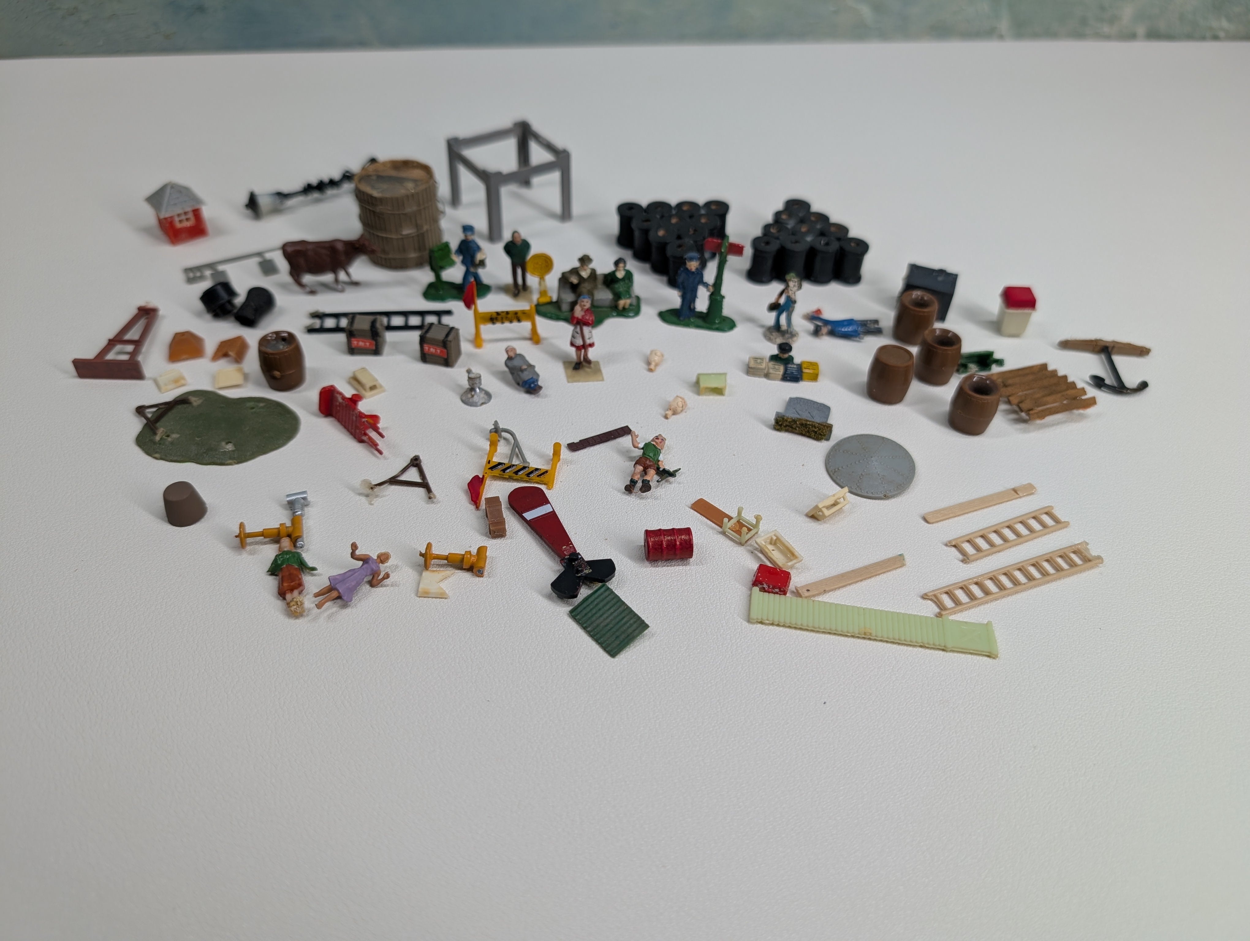 USED HO Scale Various Parts, Pieces, Figures, Barrels, Crates & more