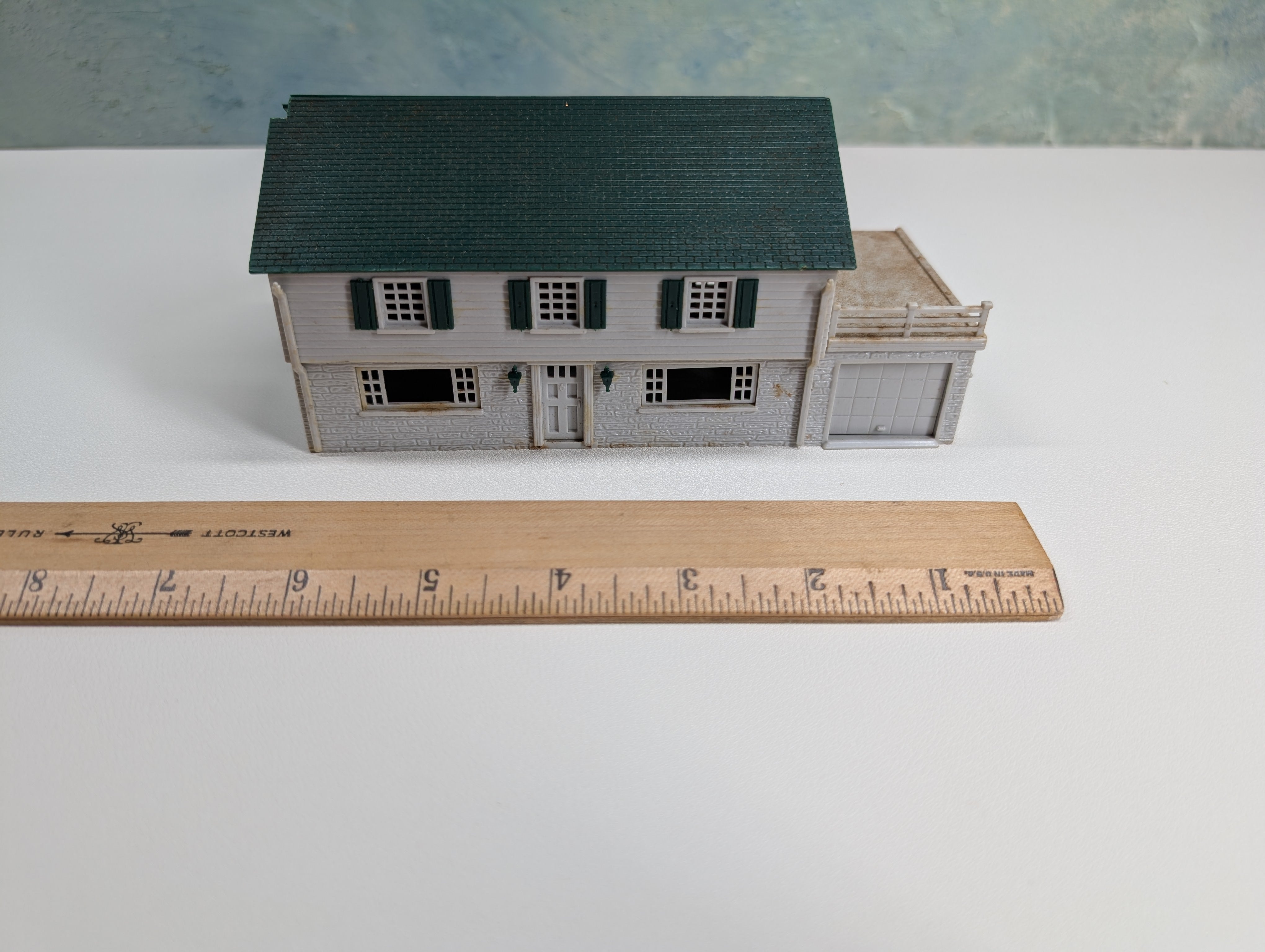 USED HO Scale House with Green Roof