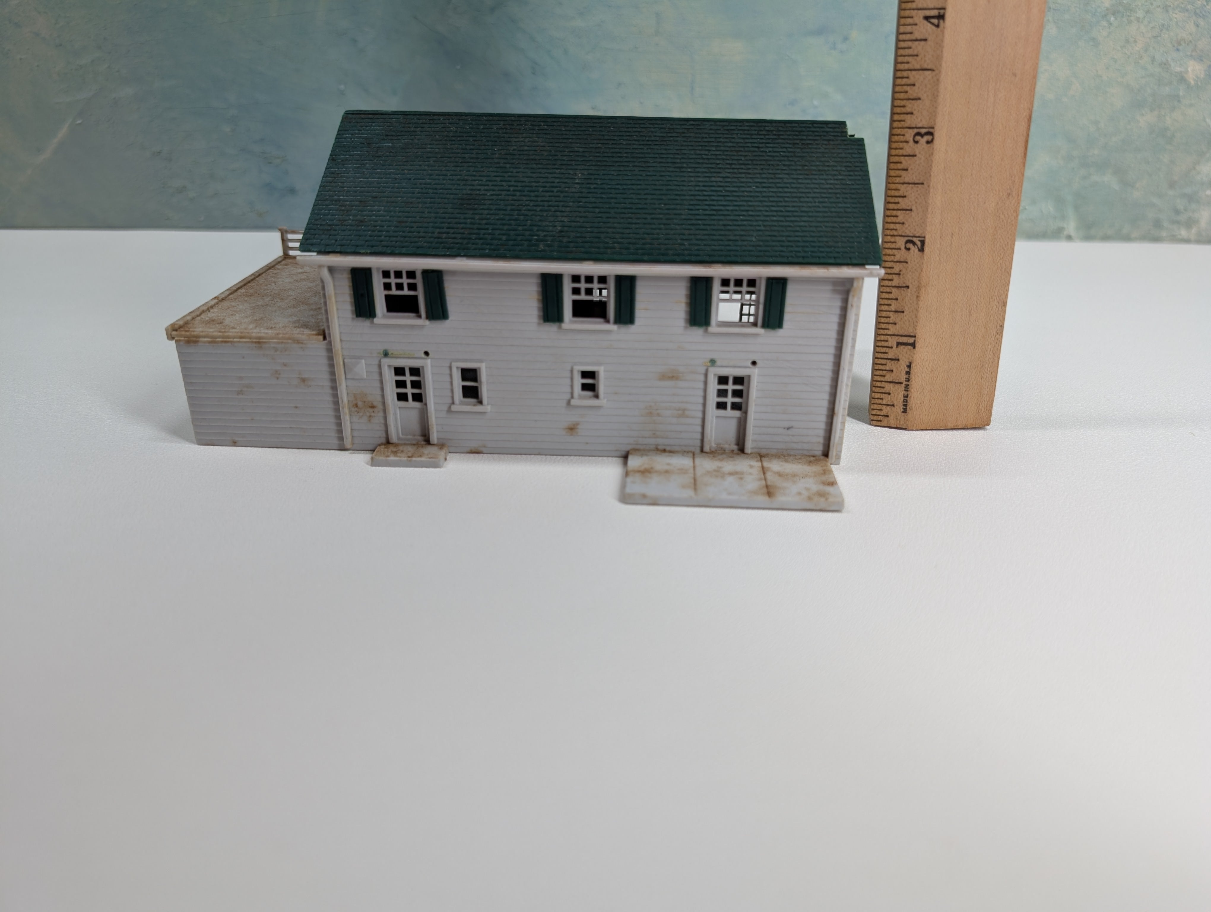 USED HO Scale House with Green Roof
