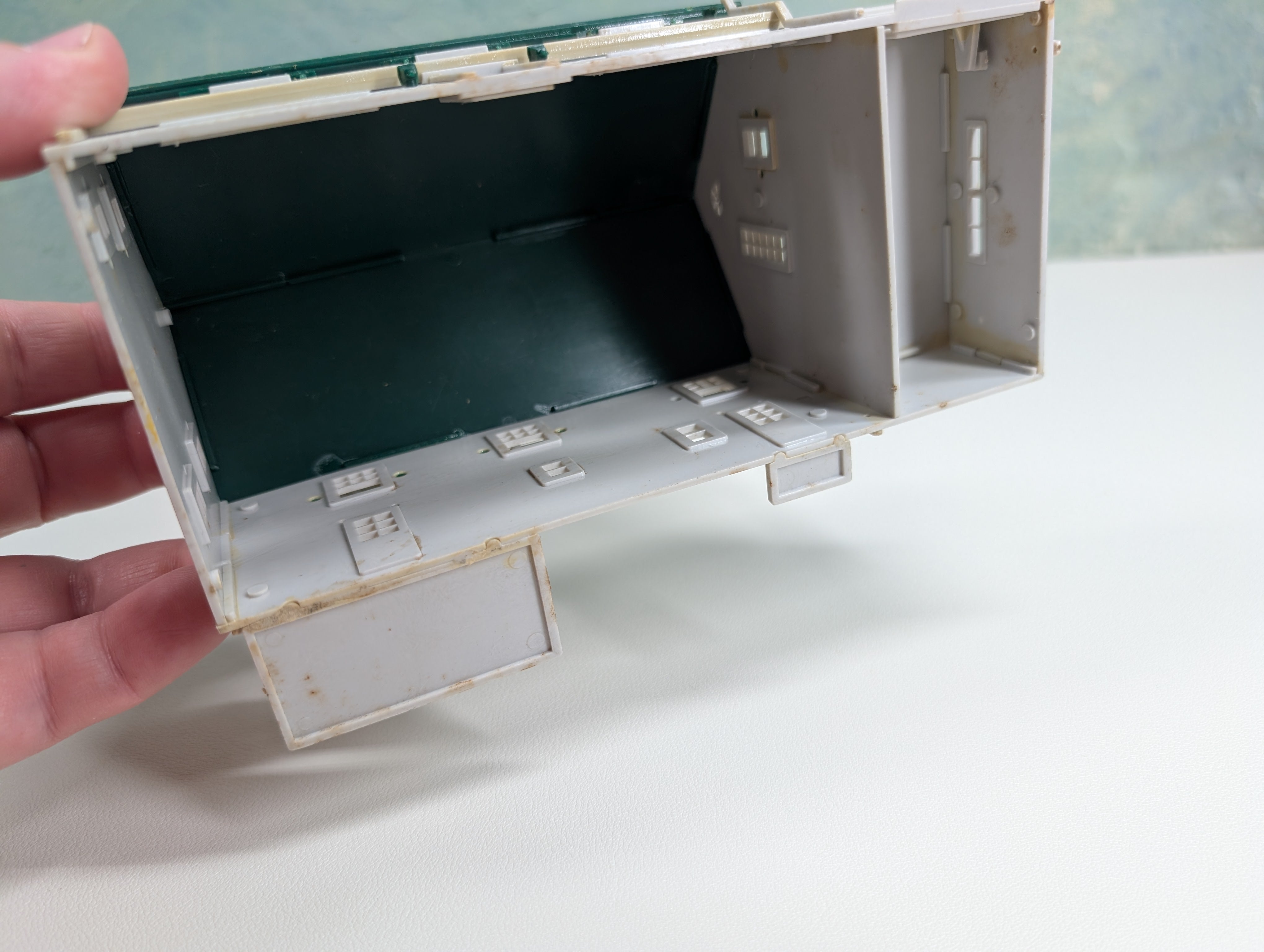 USED HO Scale House with Green Roof