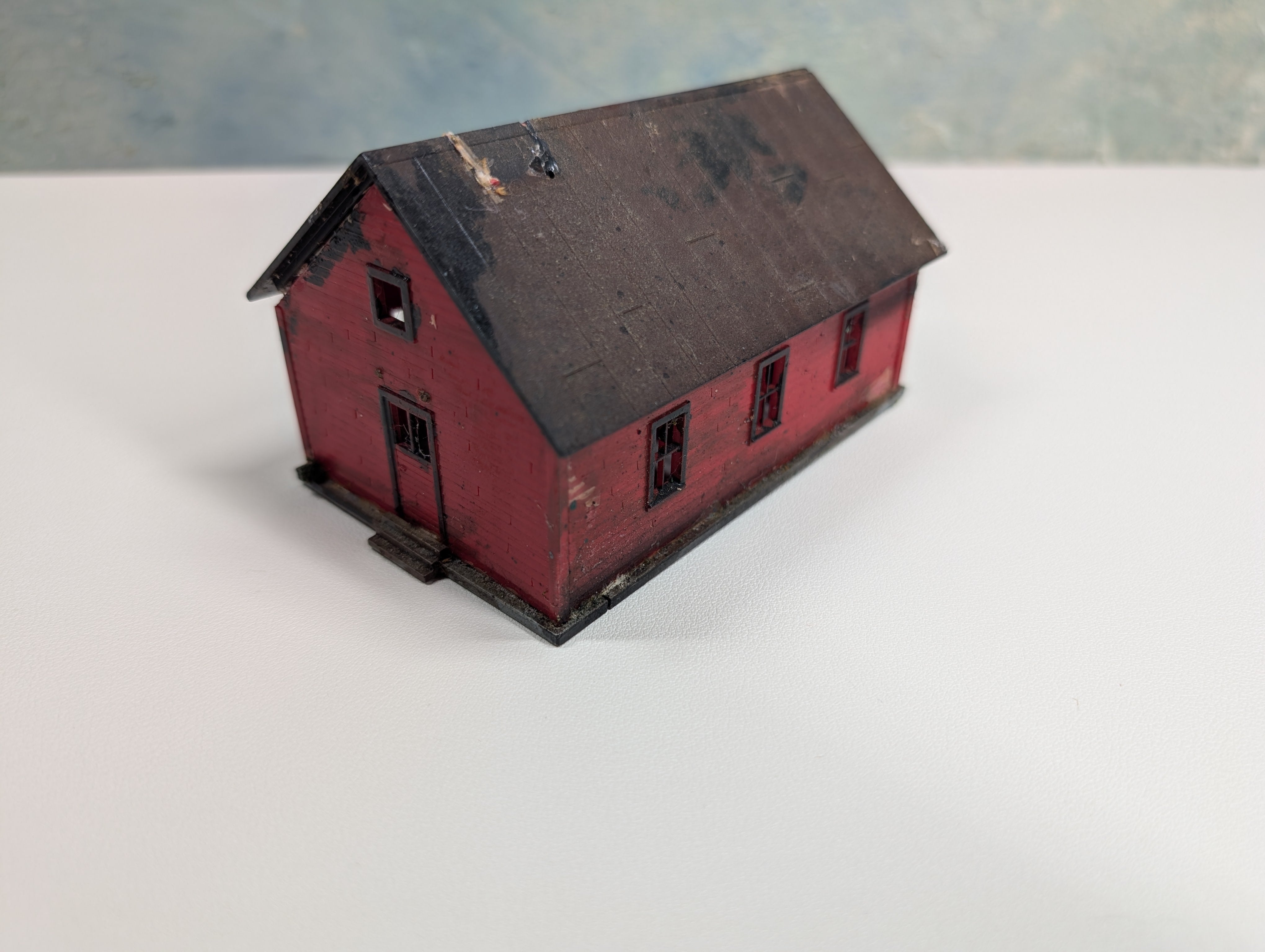 USED HO Scale Red Barn
