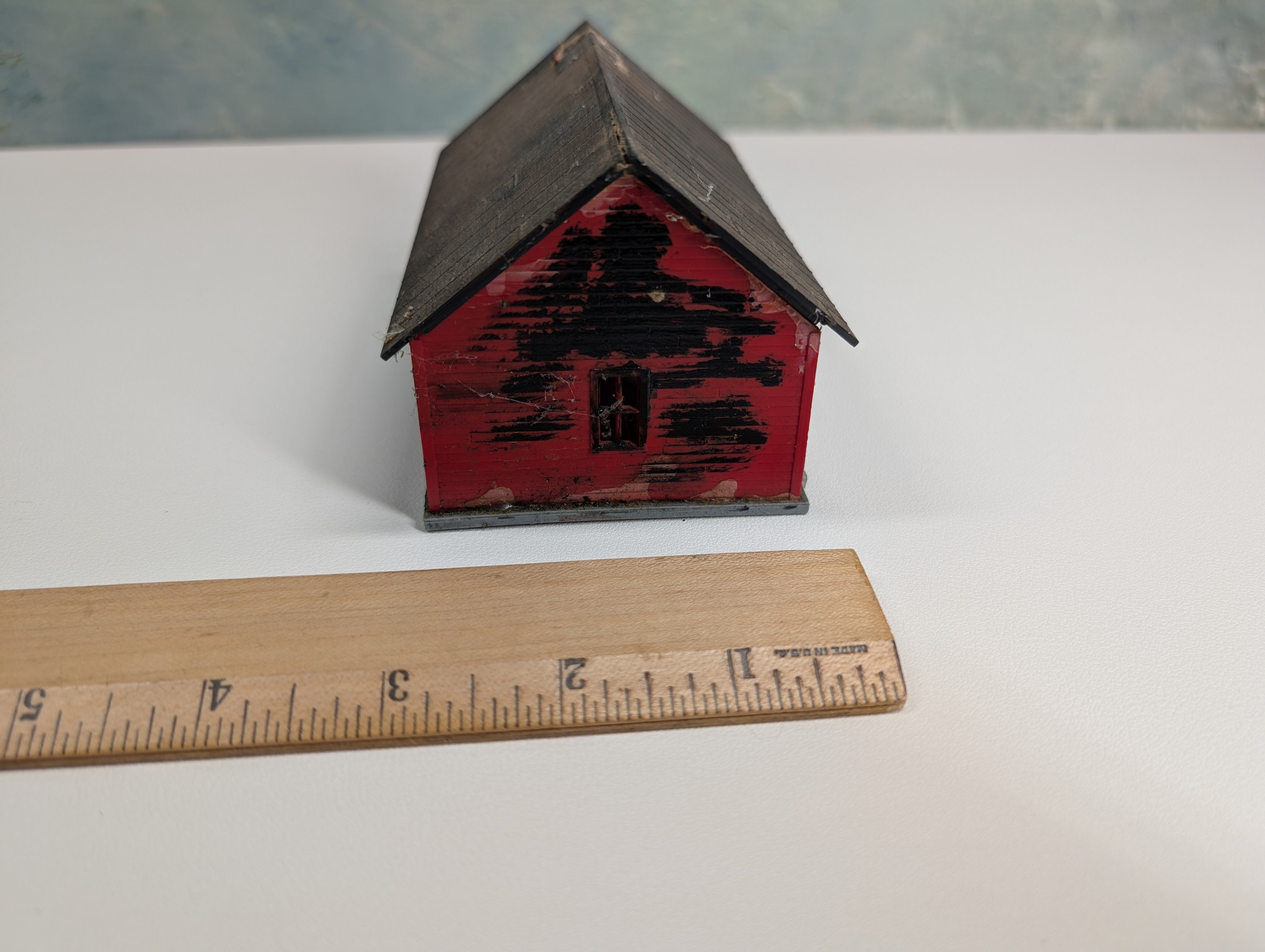 USED HO Scale Red Barn
