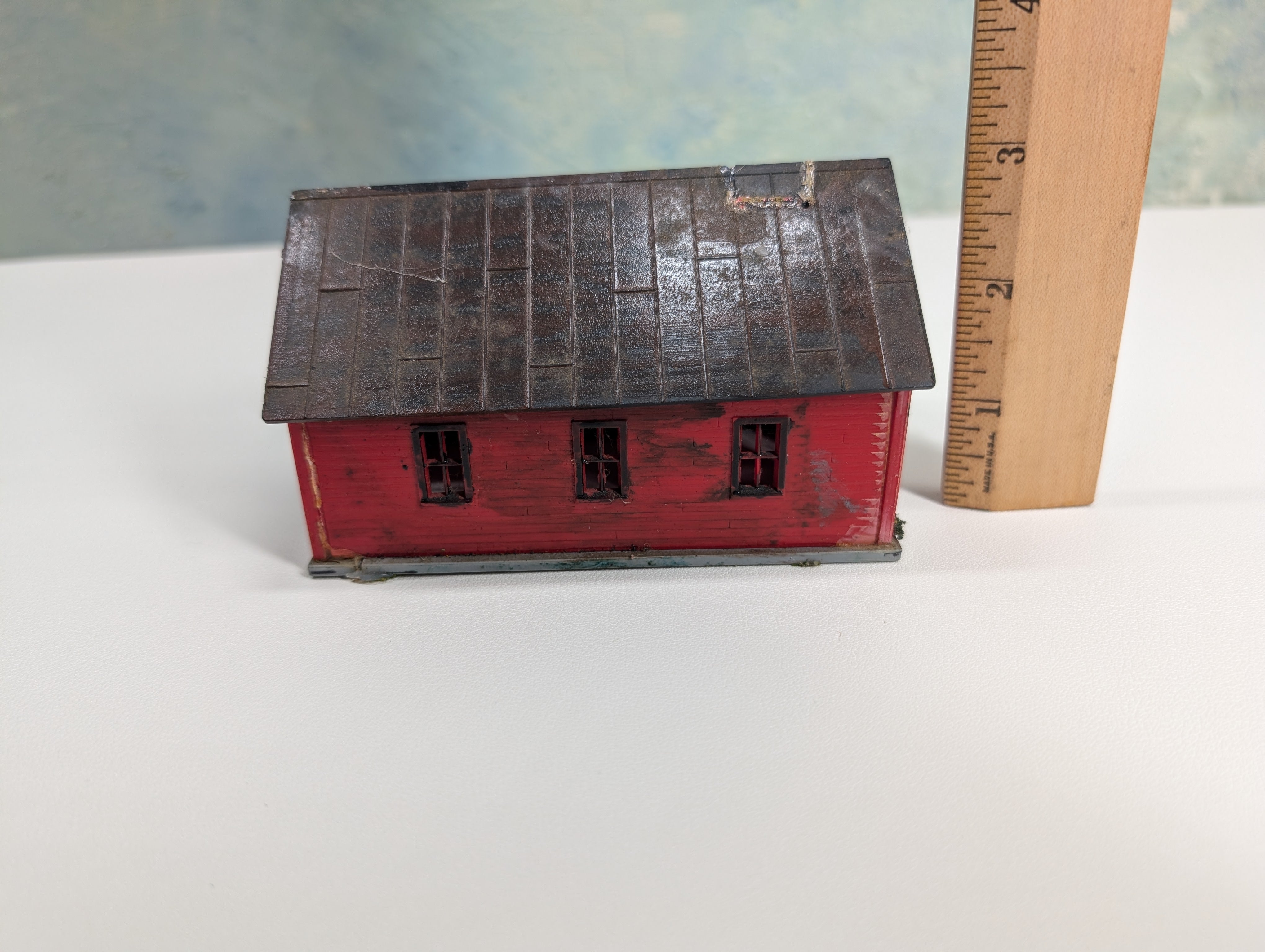 USED HO Scale Red Barn