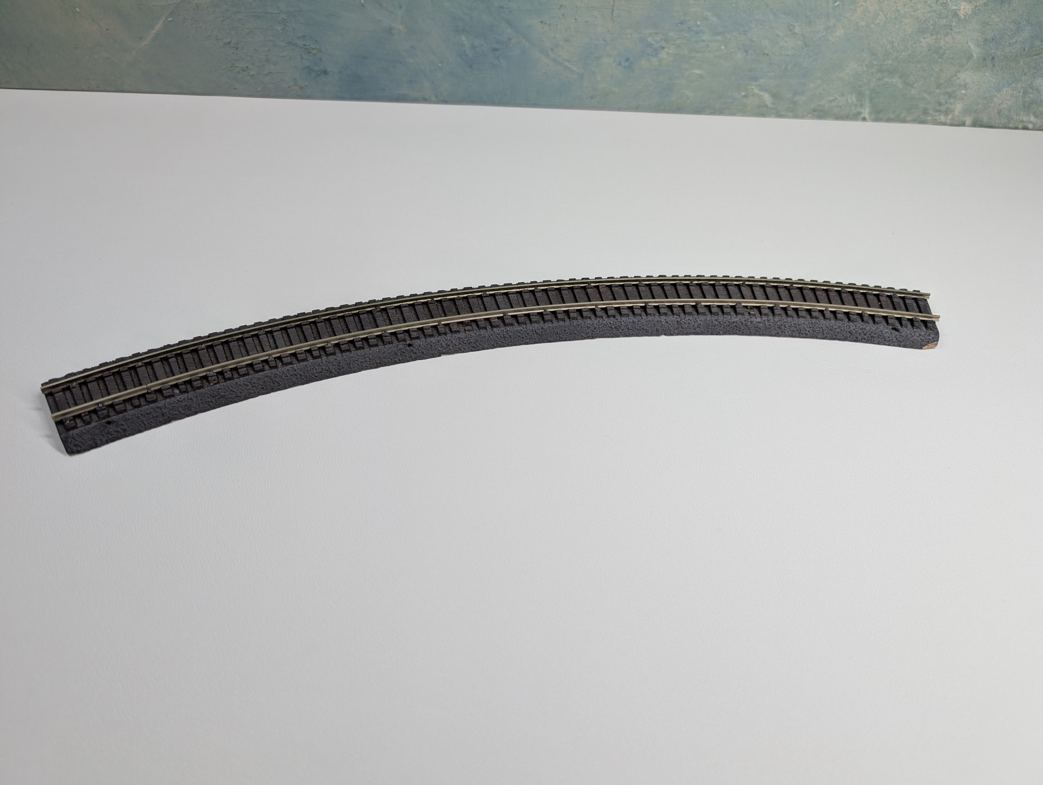 USED HO Scale Tru-Scale 20R Curved Roadbed Track (single piece)