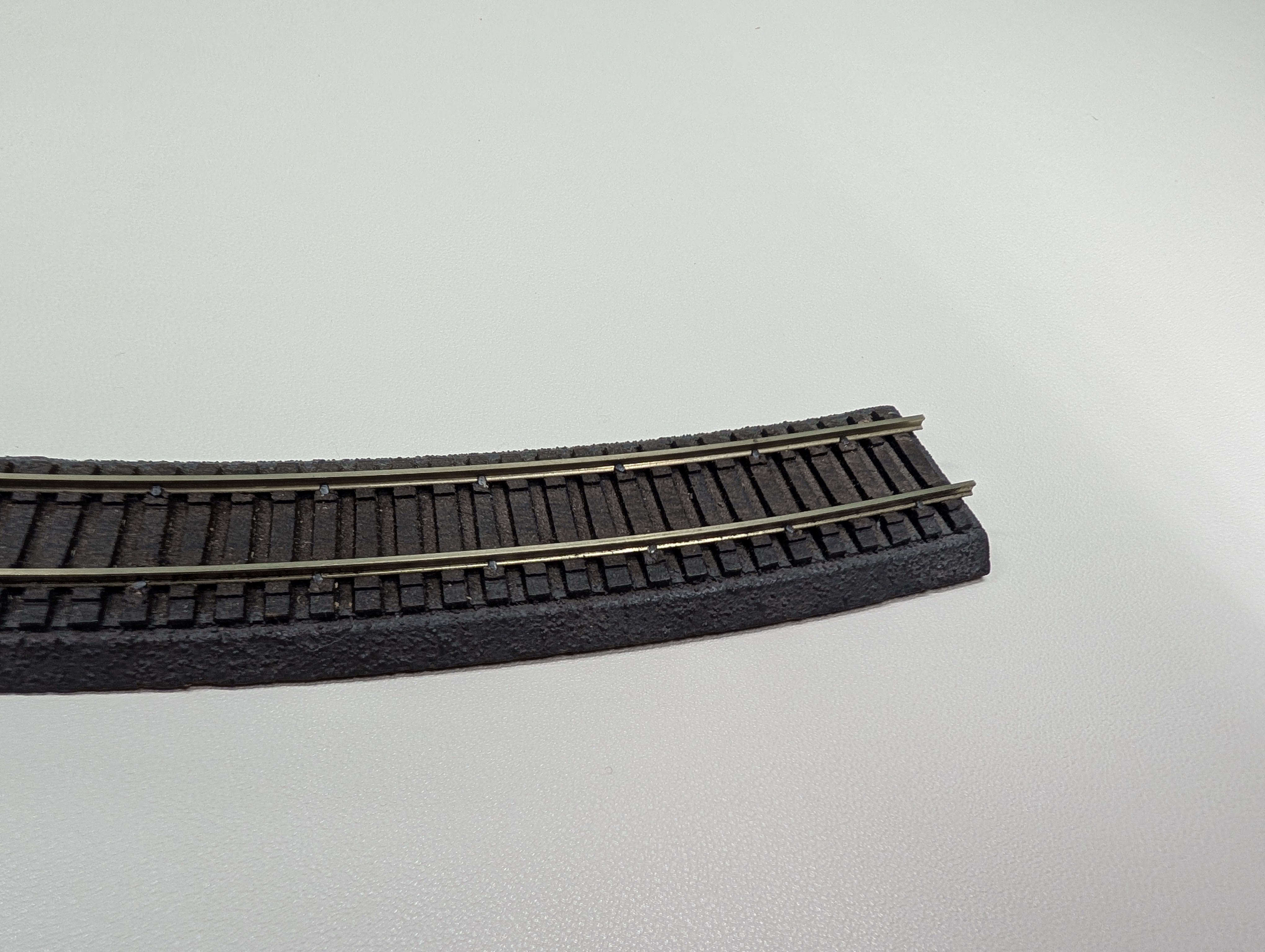 USED HO Scale Tru-Scale 20R Curved Roadbed Track (single piece)