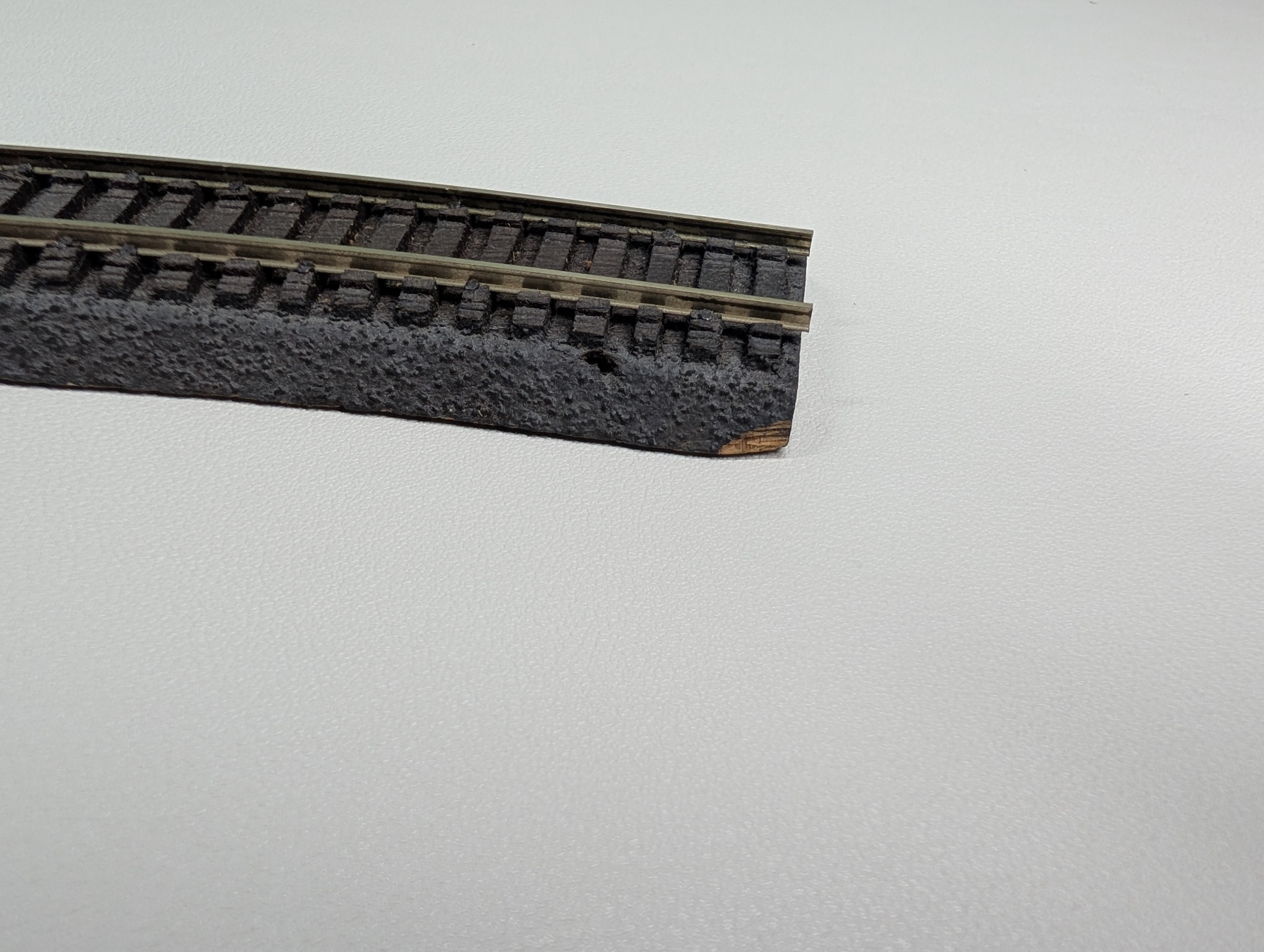 USED HO Scale Tru-Scale 20R Curved Roadbed Track (single piece)