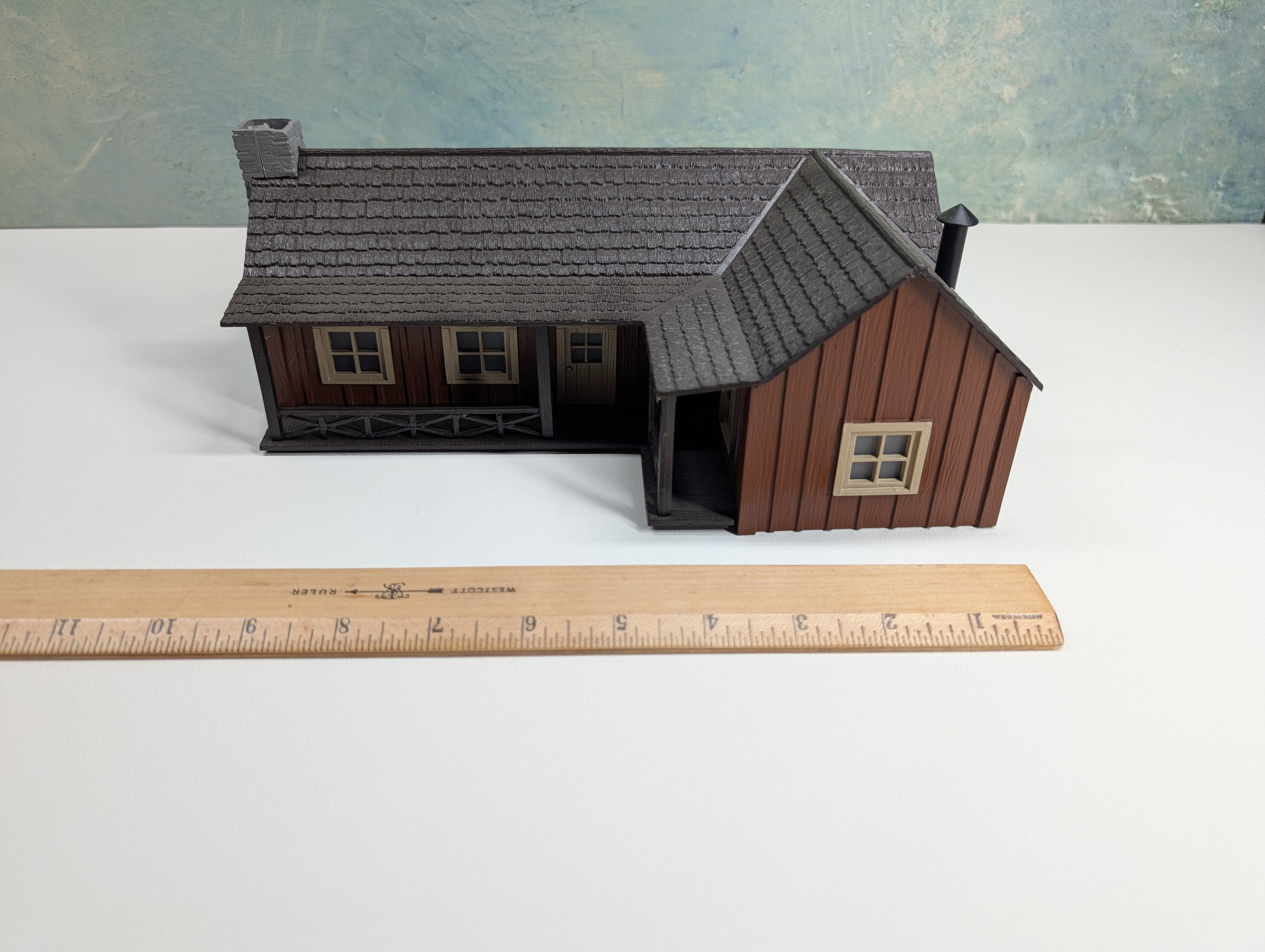 USED K-Line #K-415006 O L-Shaped Ranch House, Lighted, Trackside