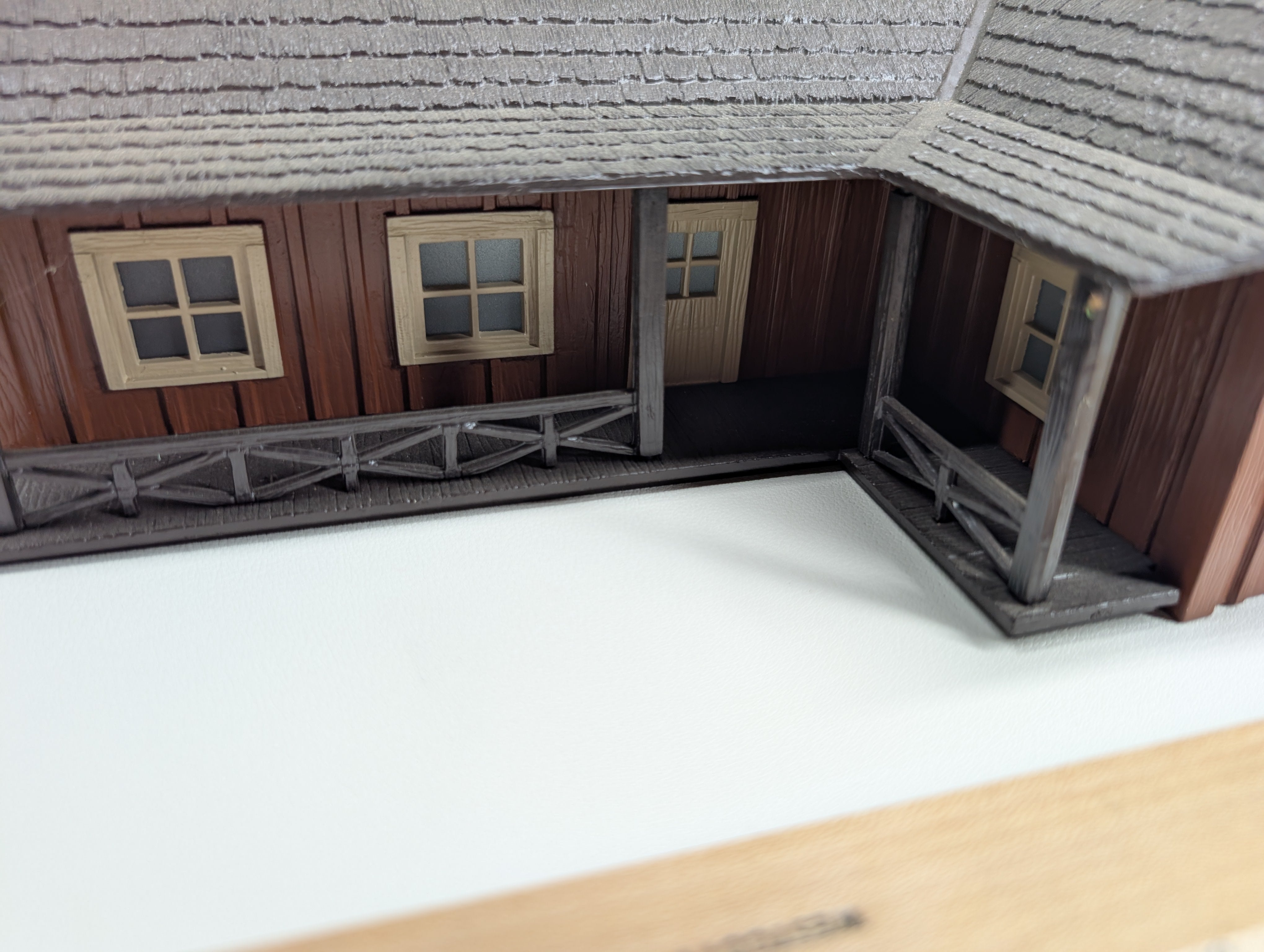 USED K-Line #K-415006 O L-Shaped Ranch House, Lighted, Trackside