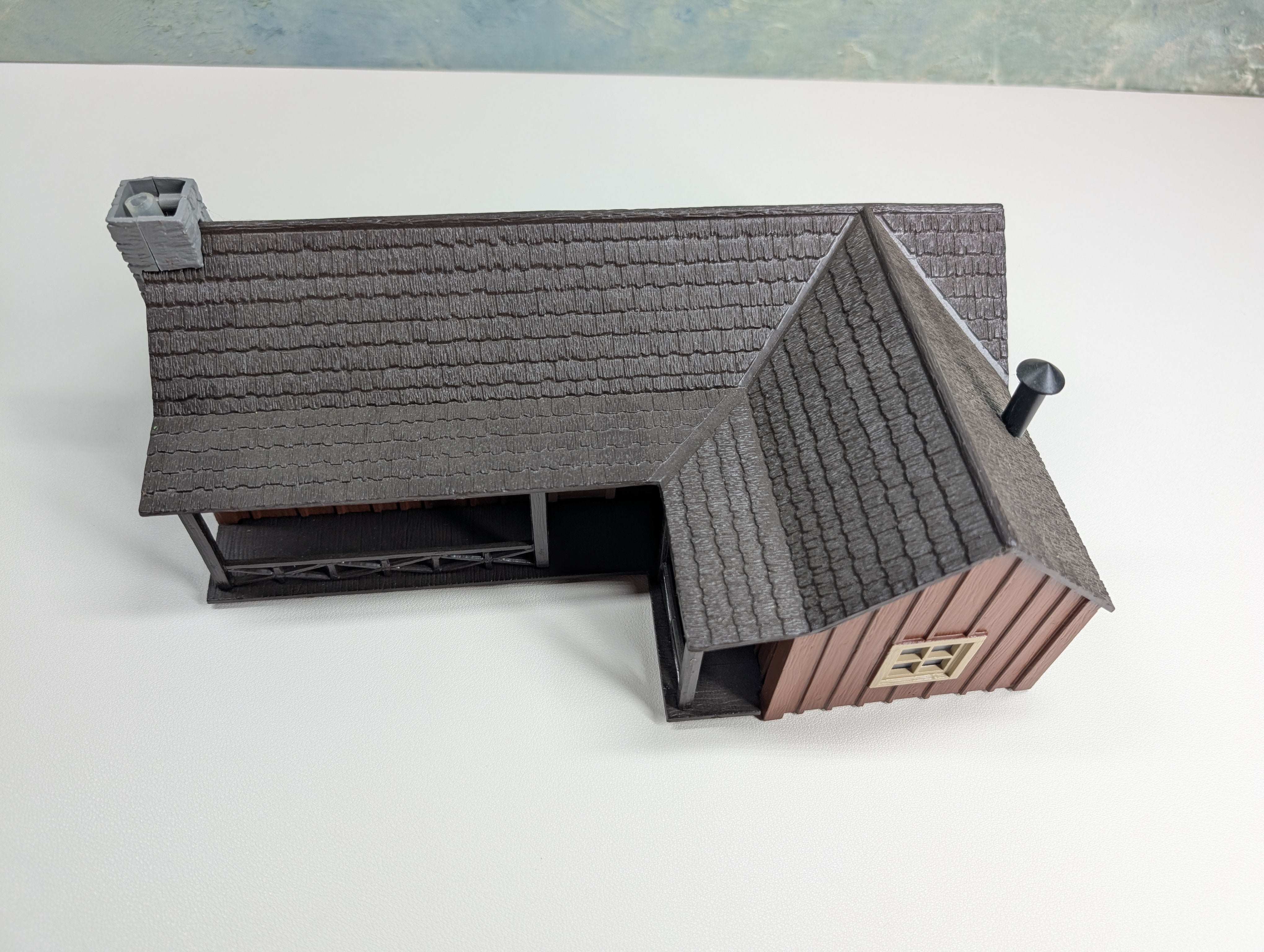 USED K-Line #K-415006 O L-Shaped Ranch House, Lighted, Trackside