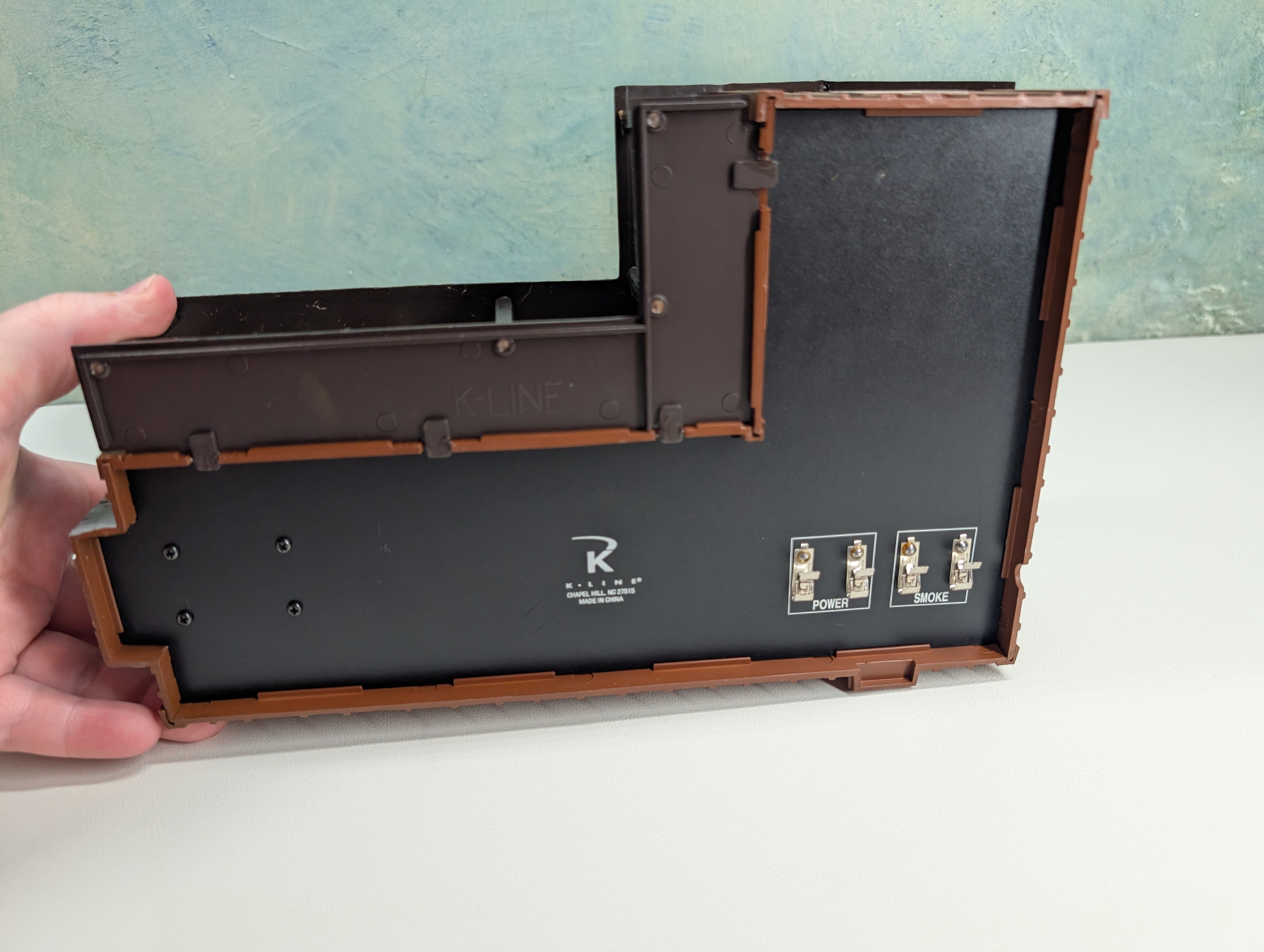 USED K-Line #K-415006 O L-Shaped Ranch House, Lighted, Trackside