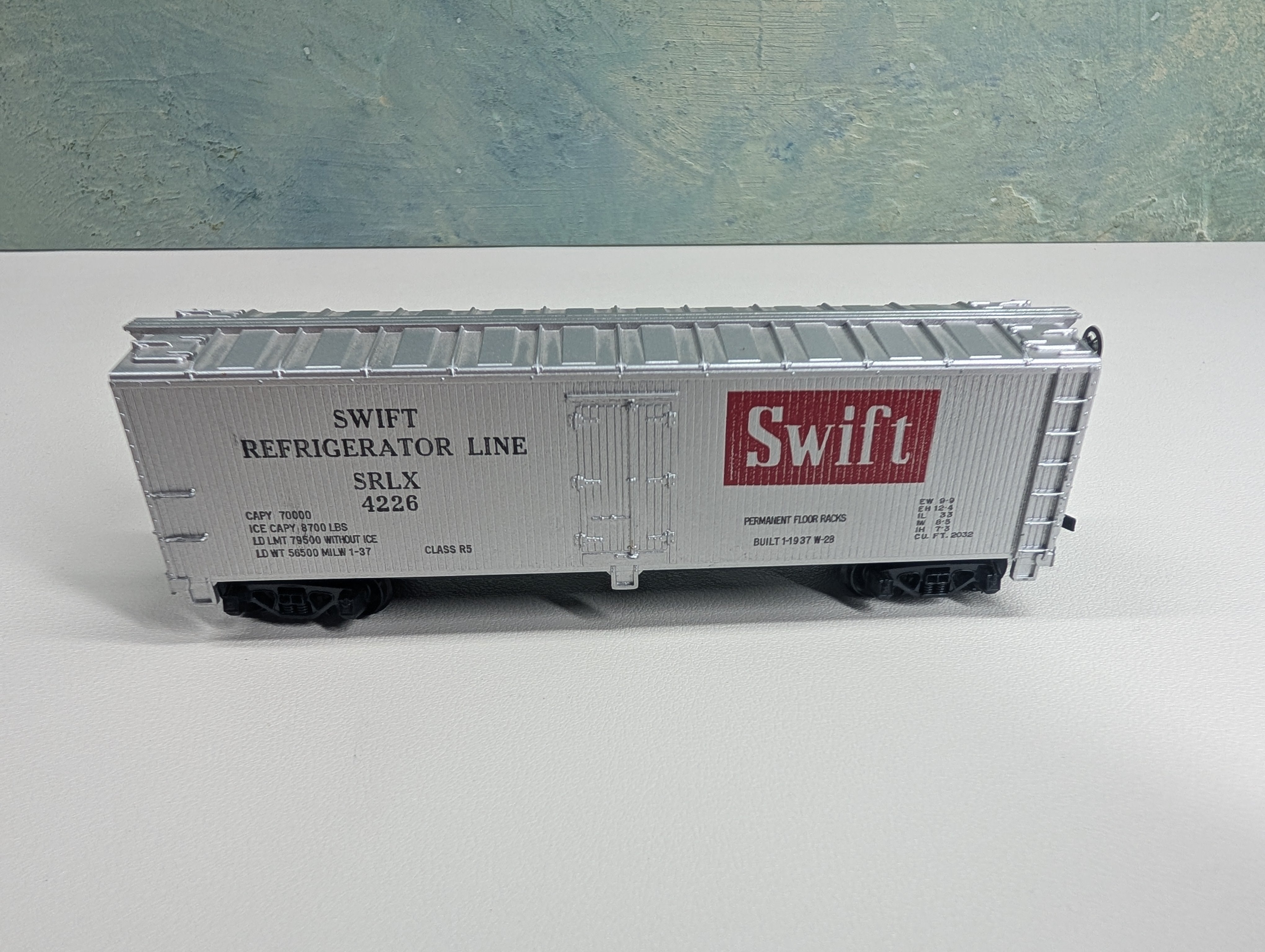 USED Tyco HO Scale 40' Box Car Swift Refrigerator Line SRLX #4226