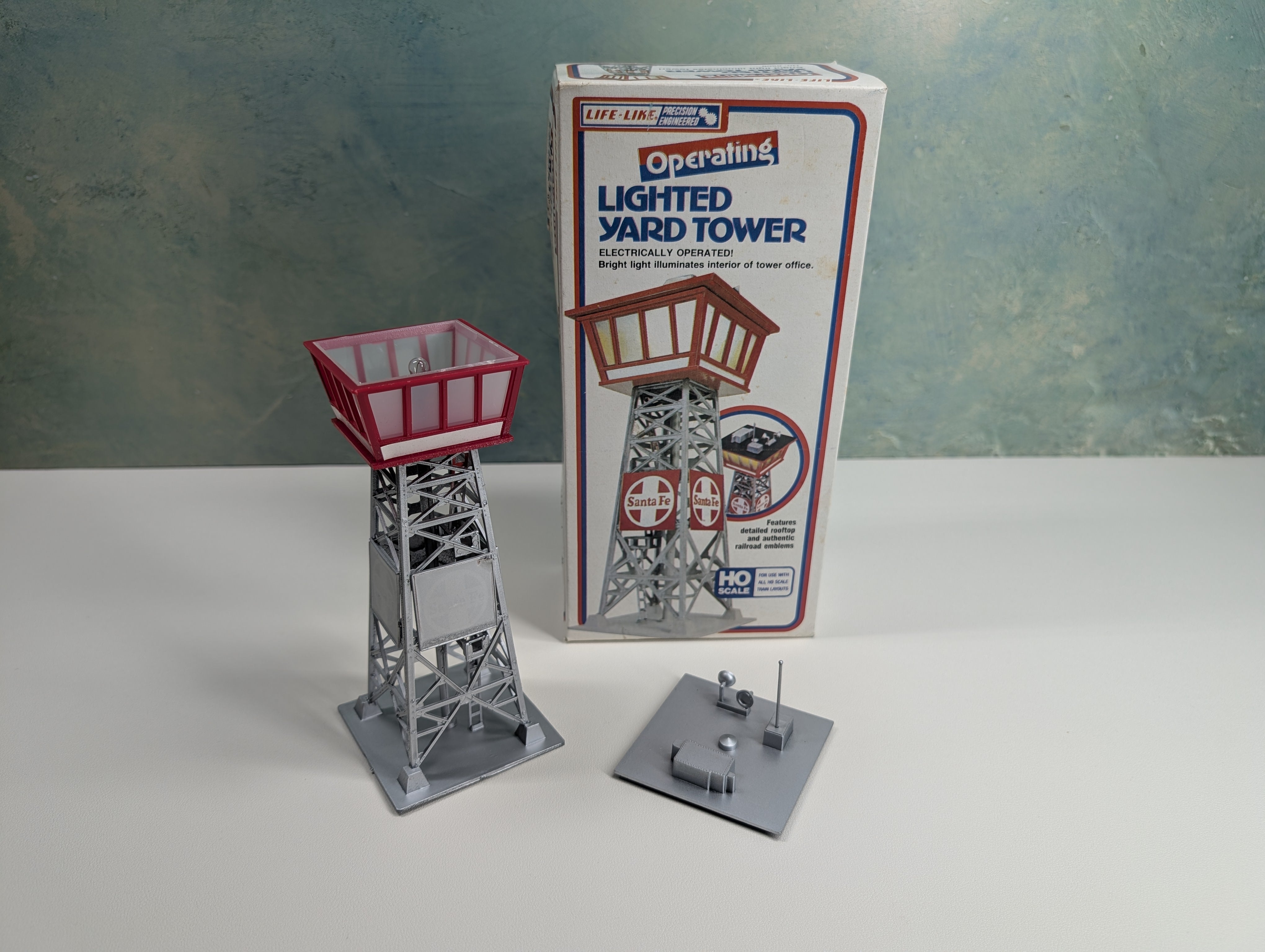 USED Life-Like 8208 HO Scale Operating Lighted Yard Tower
