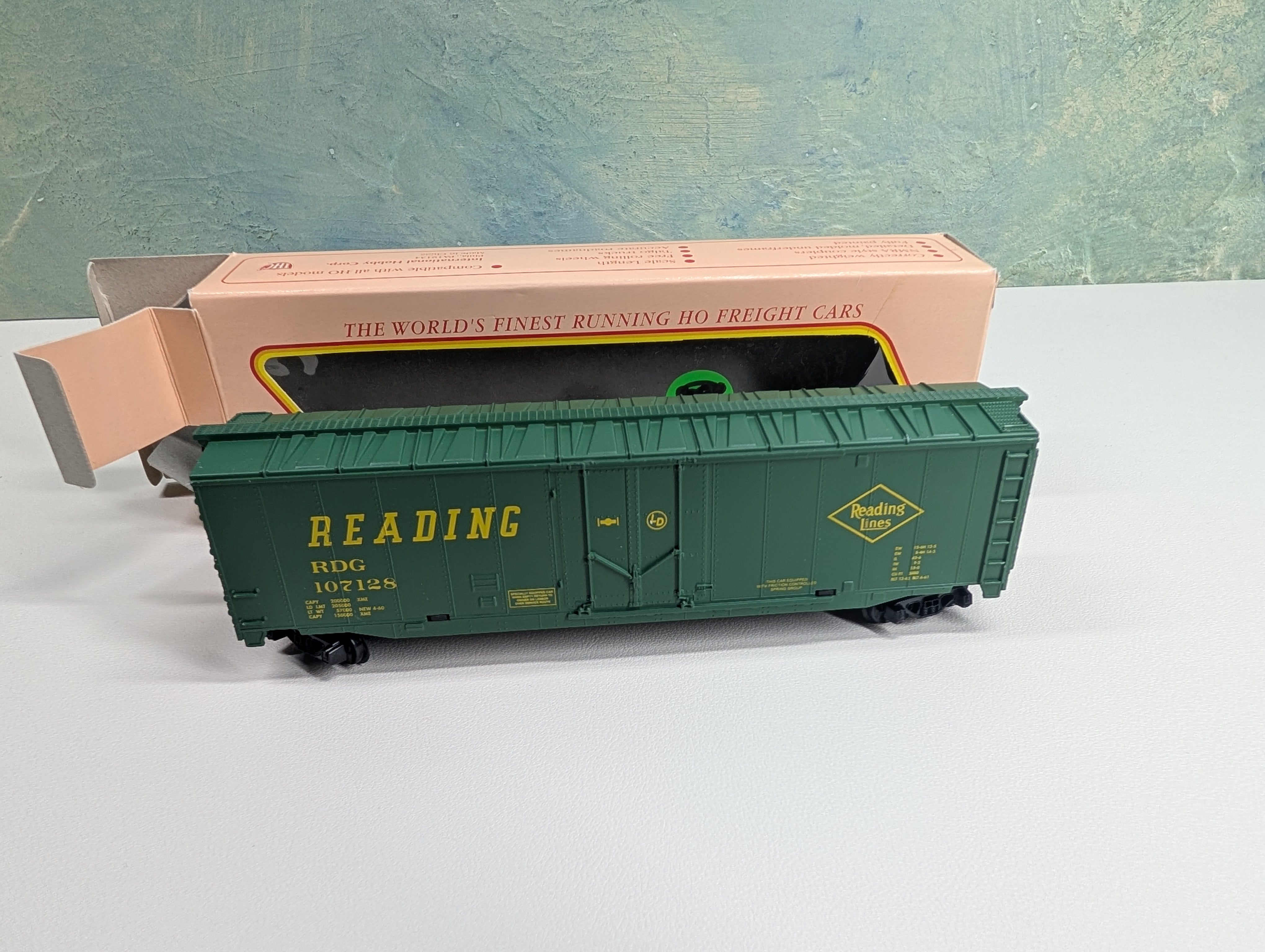USED IHC HO Scale 50' Box Car Reading #107128