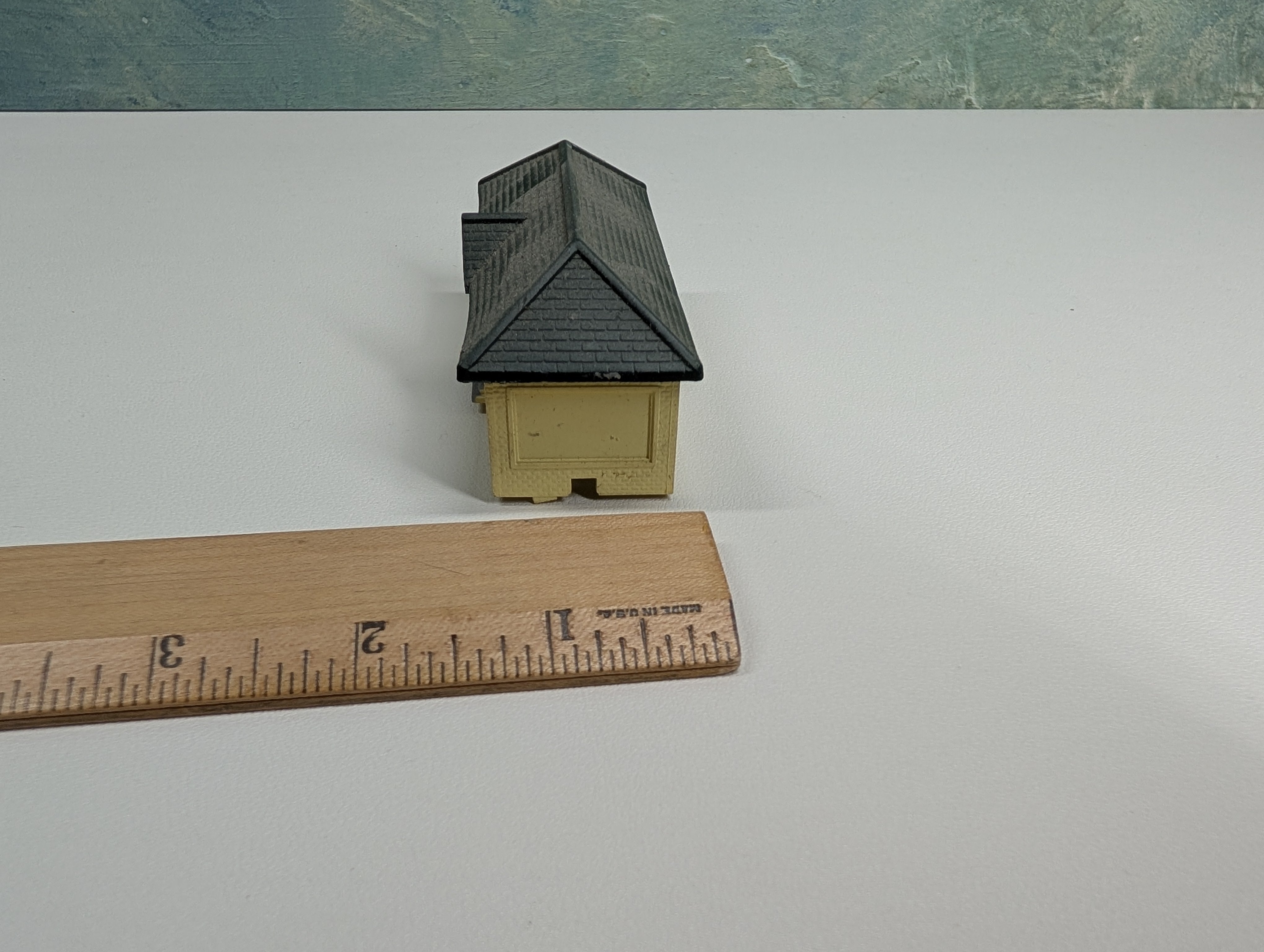 USED N Scale Fairfield School House w/ Playground Scene