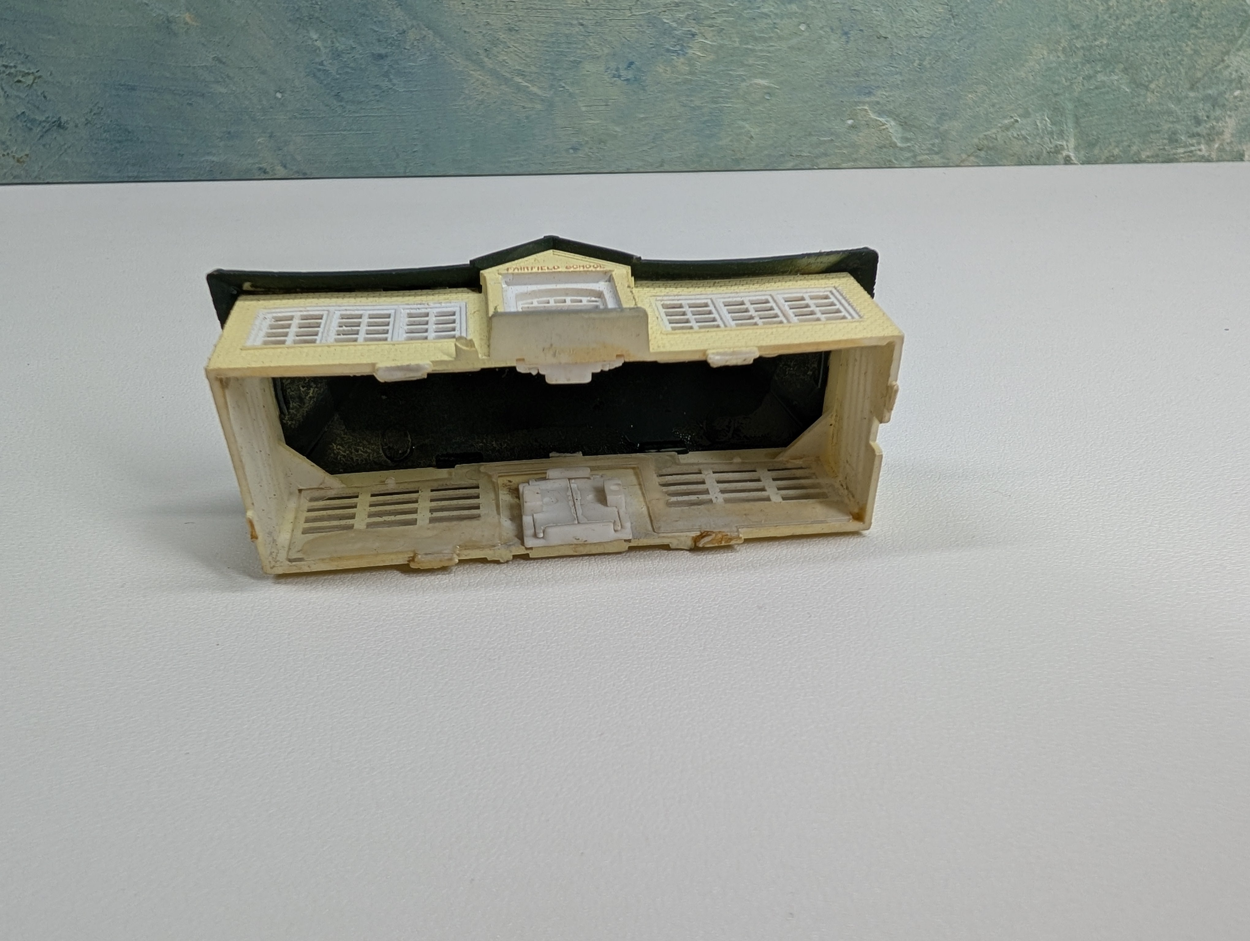 USED N Scale Fairfield School House w/ Playground Scene