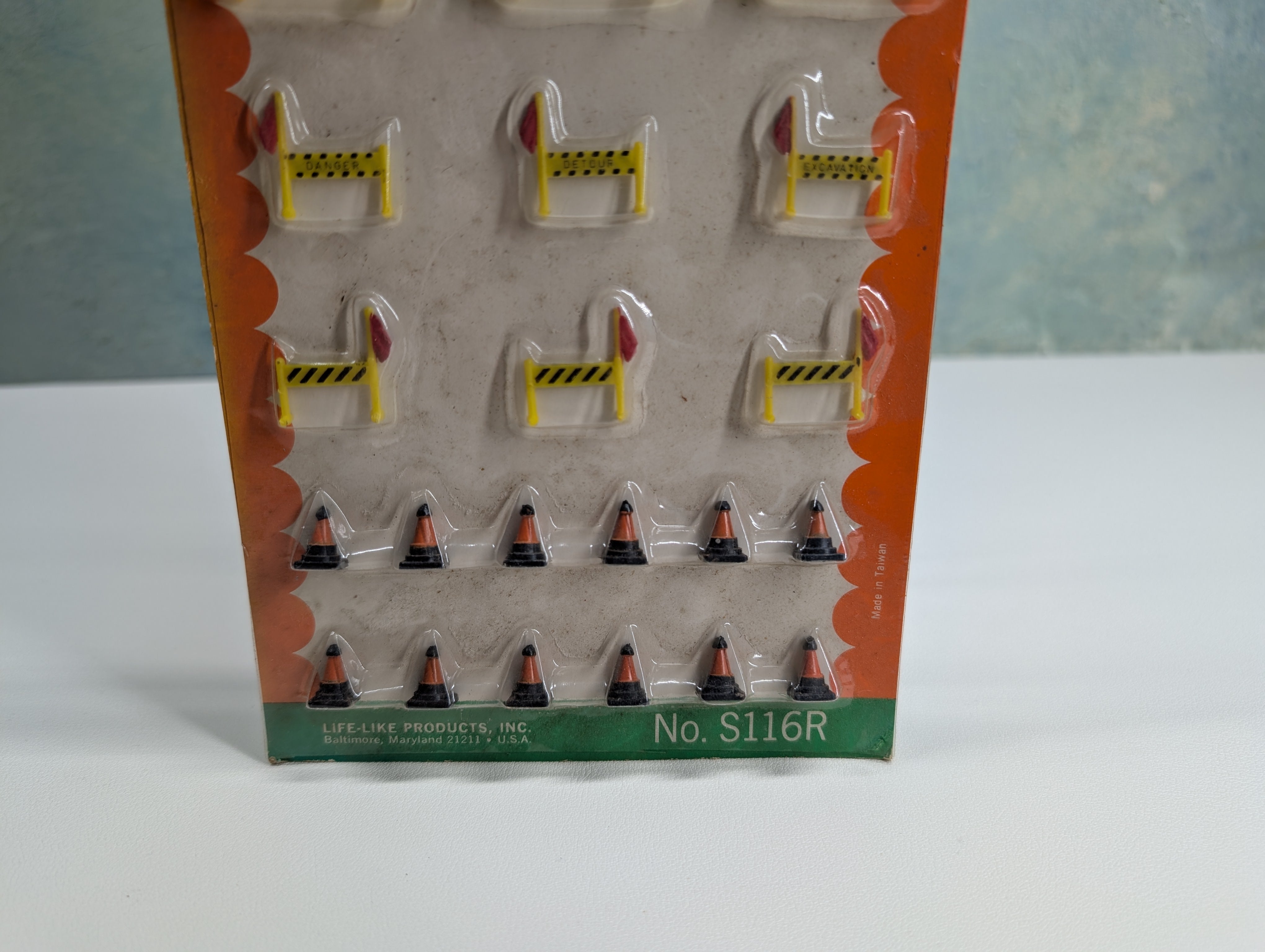 Life-Like S116R HO Scale Scenics Road Barriers, Construction Cones