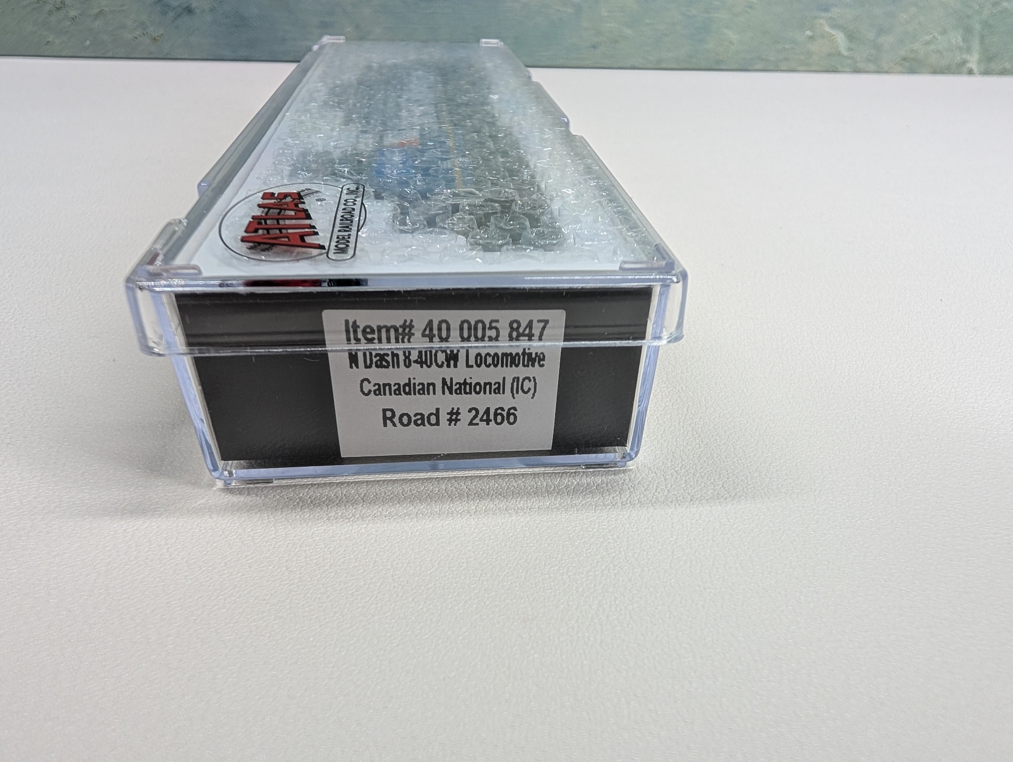 Atlas 40005847 N Scale Dash 8-40CW Diesel Locomotive Canadian National IC #2466 Gold ESU LokSound 5