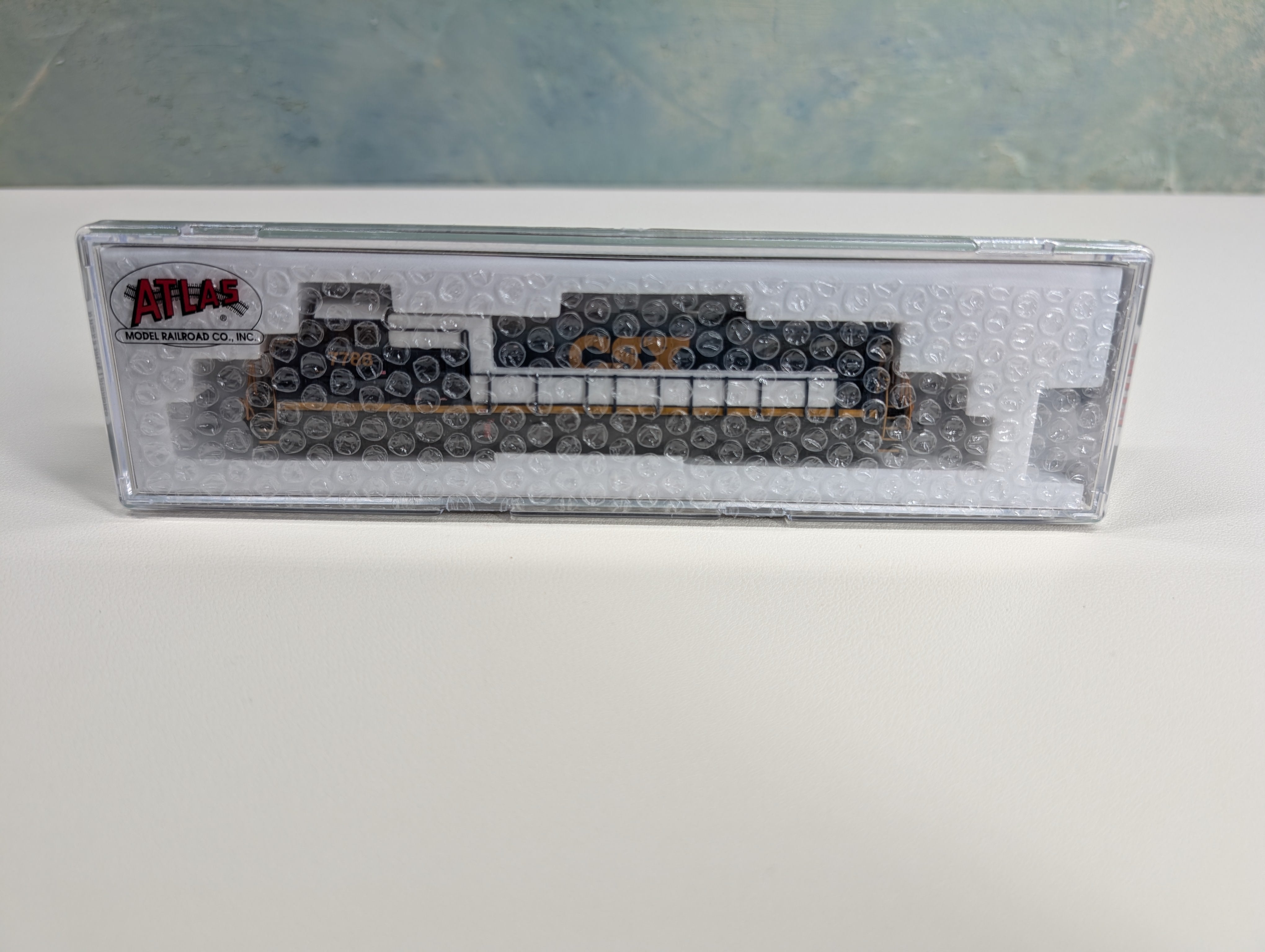 Atlas 40005848 N Scale Dash 8-40CW Diesel Locomotive CSX #7788 YN3 Gold ESU LokSound 5