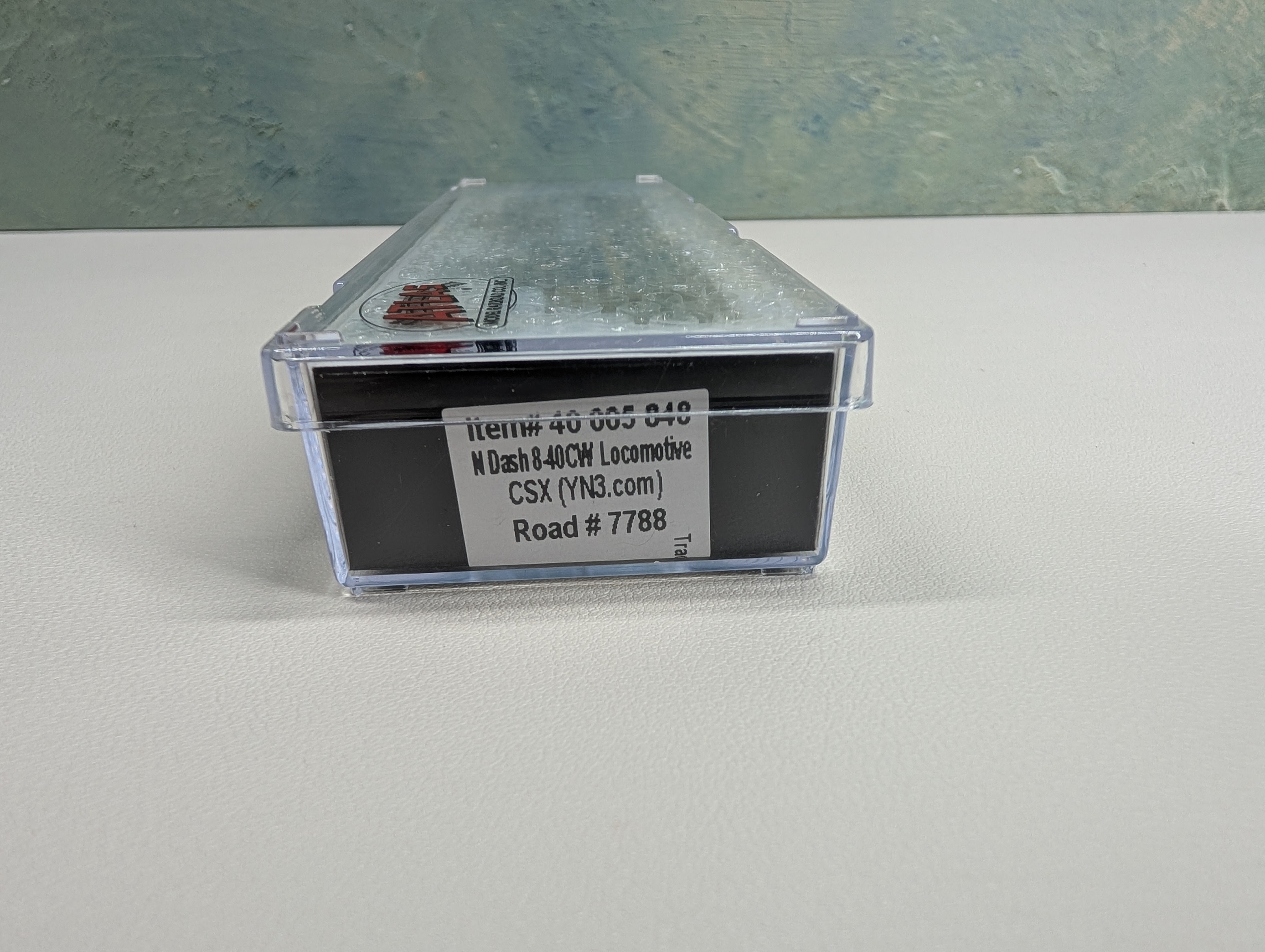 Atlas 40005848 N Scale Dash 8-40CW Diesel Locomotive CSX #7788 YN3 Gold ESU LokSound 5