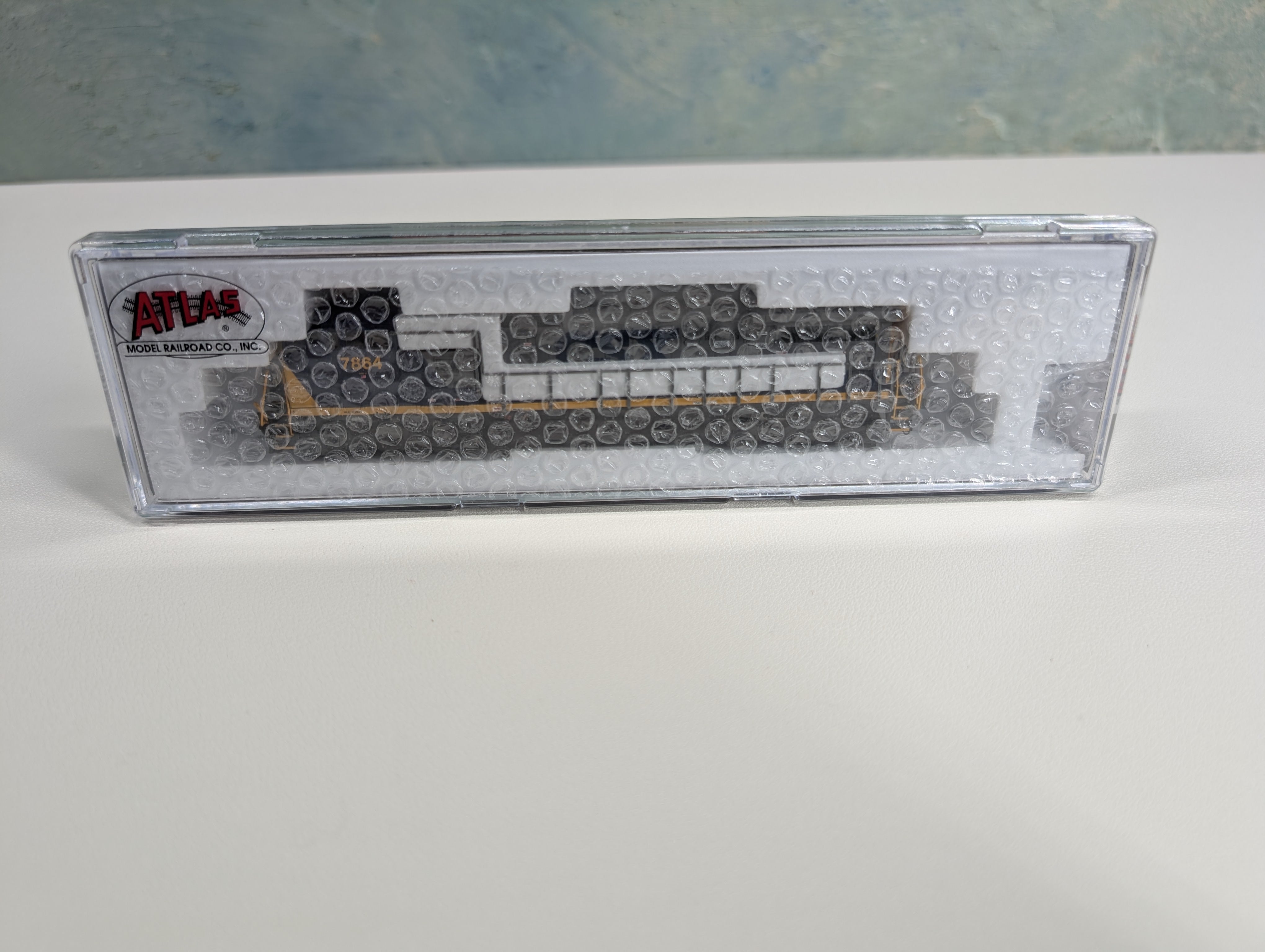 Atlas 40005853 N Scale Dash 8-40CW Diesel Locomotive CSX #7864 YN2 Gold ESU LokSound 5