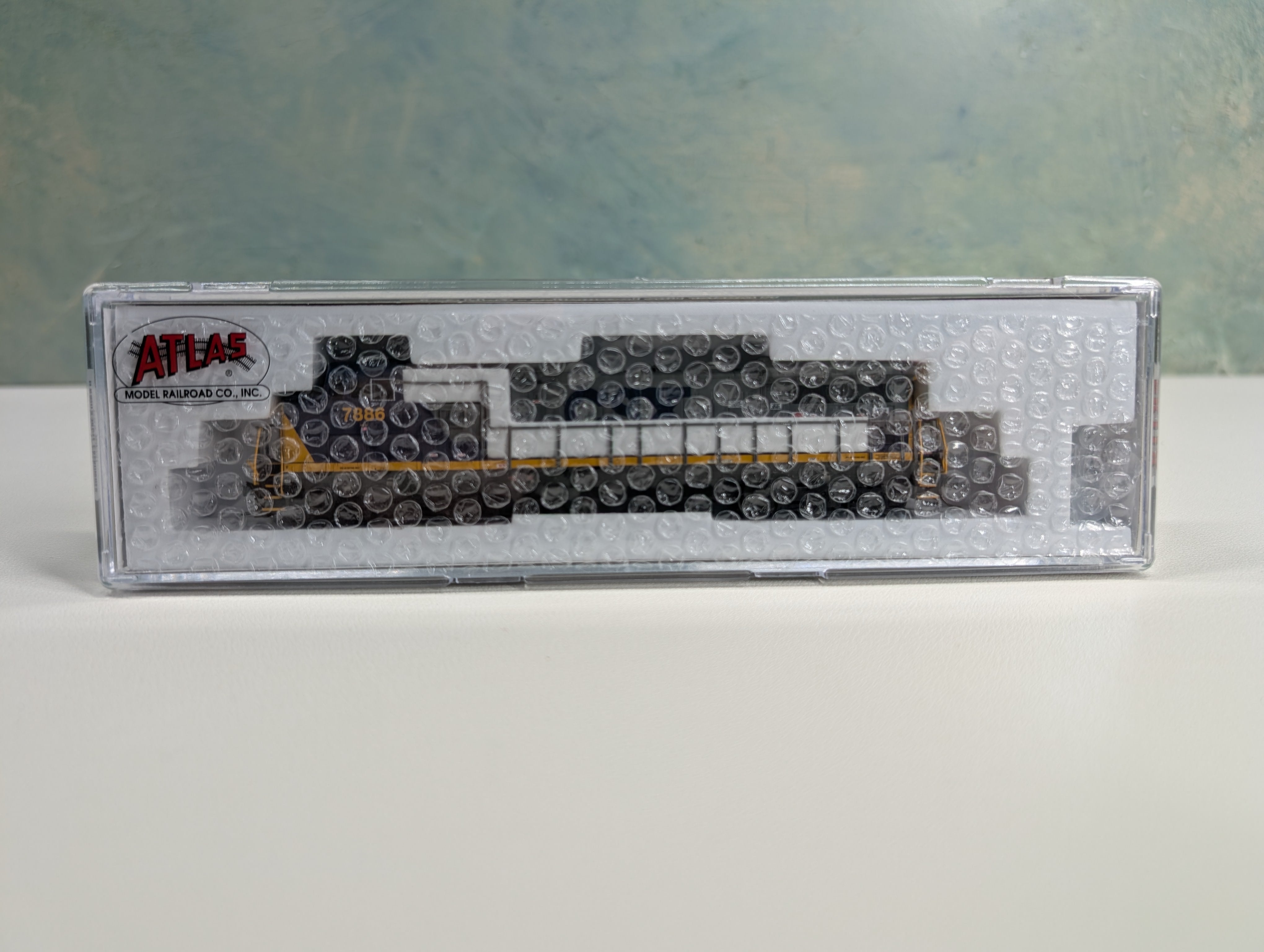 Atlas 40005855 N Scale Dash 8-40CW Diesel Locomotive CSX #7886 YN2 Gold ESU LokSound 5