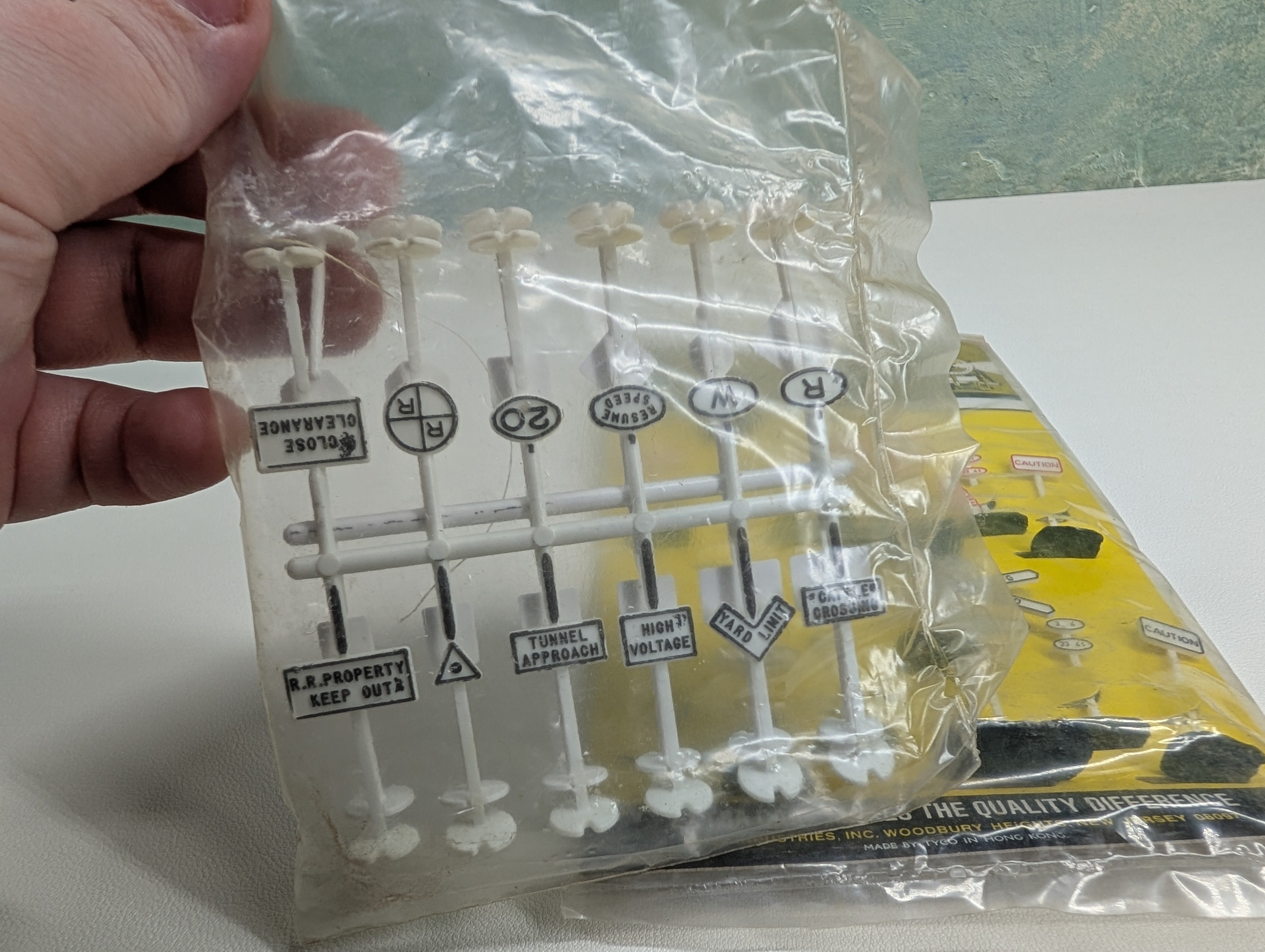 USED Tyco HO Scale Trackside Signs (sealed)