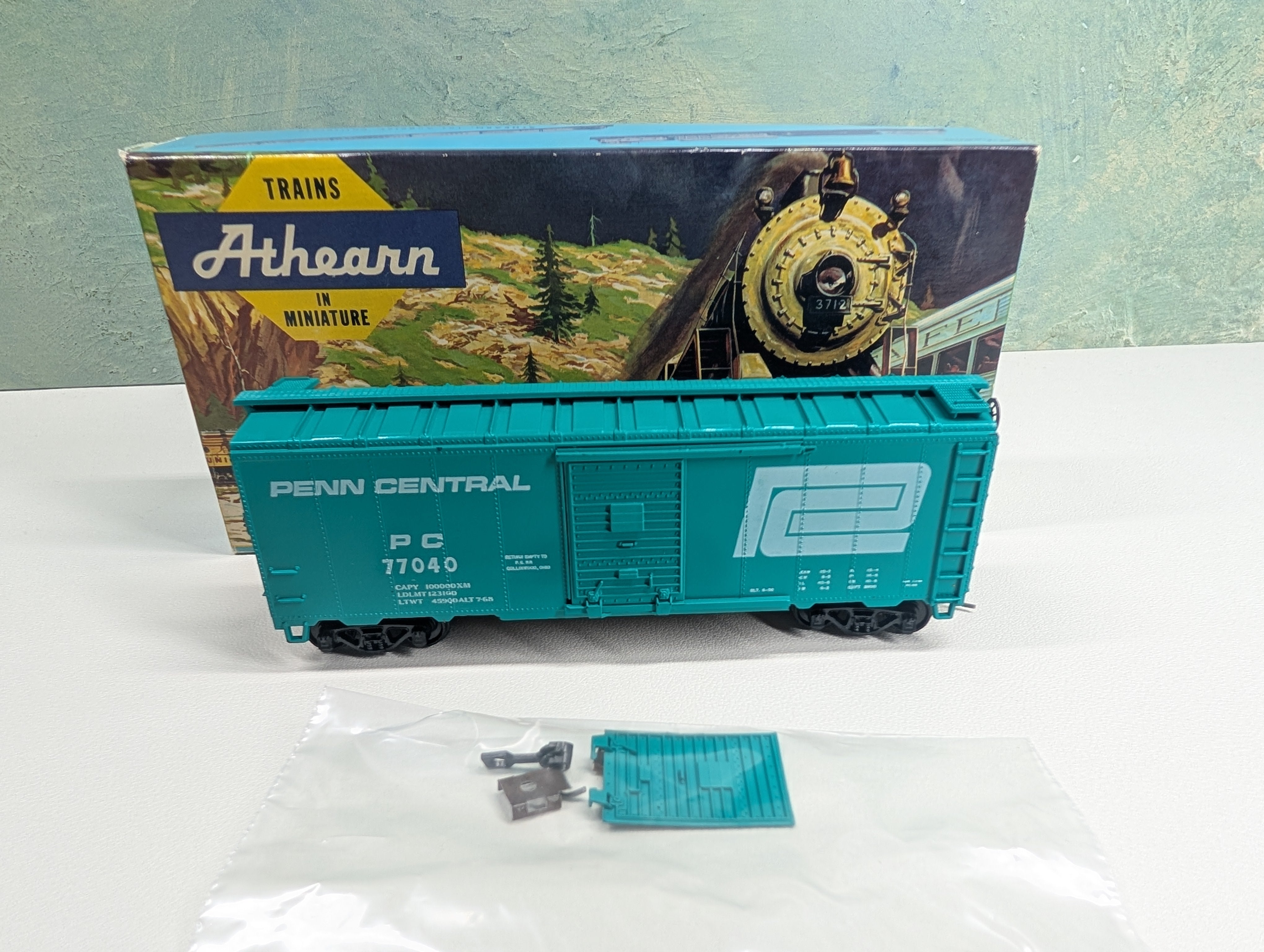 USED Athearn HO Scale 40' Box Car Penn Central PC #77040