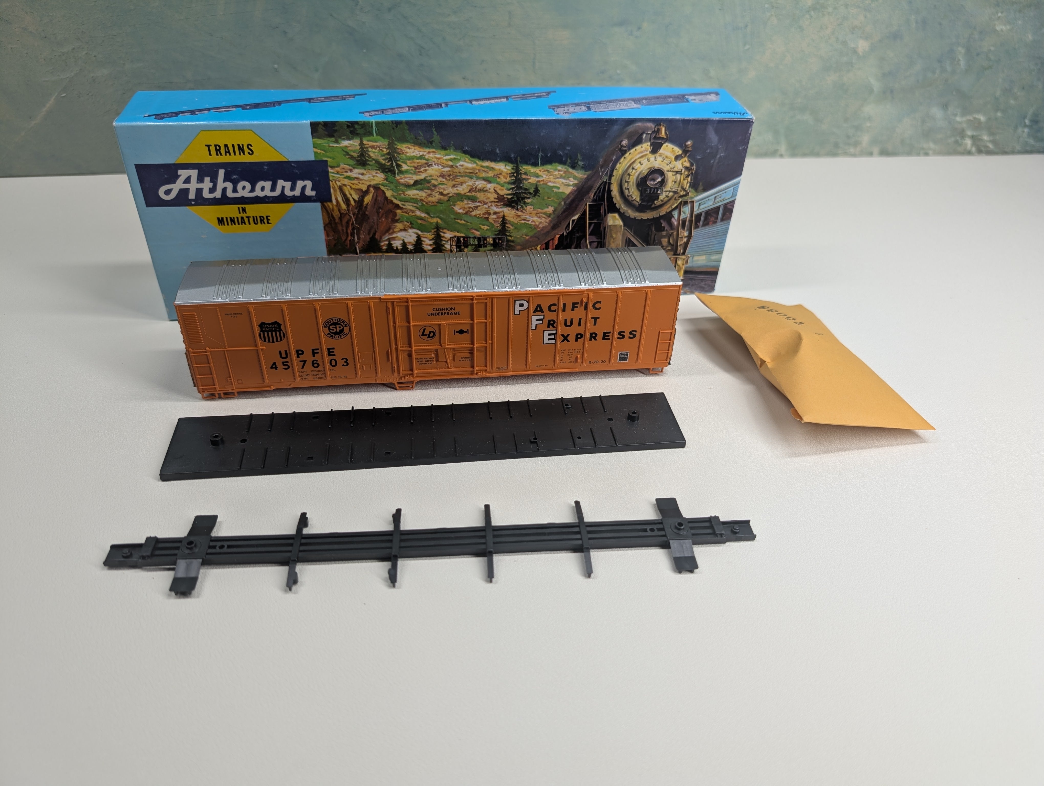 USED Athearn HO Scale 57' Reefer Pacific Fruit Express UPFE #457603 KIT