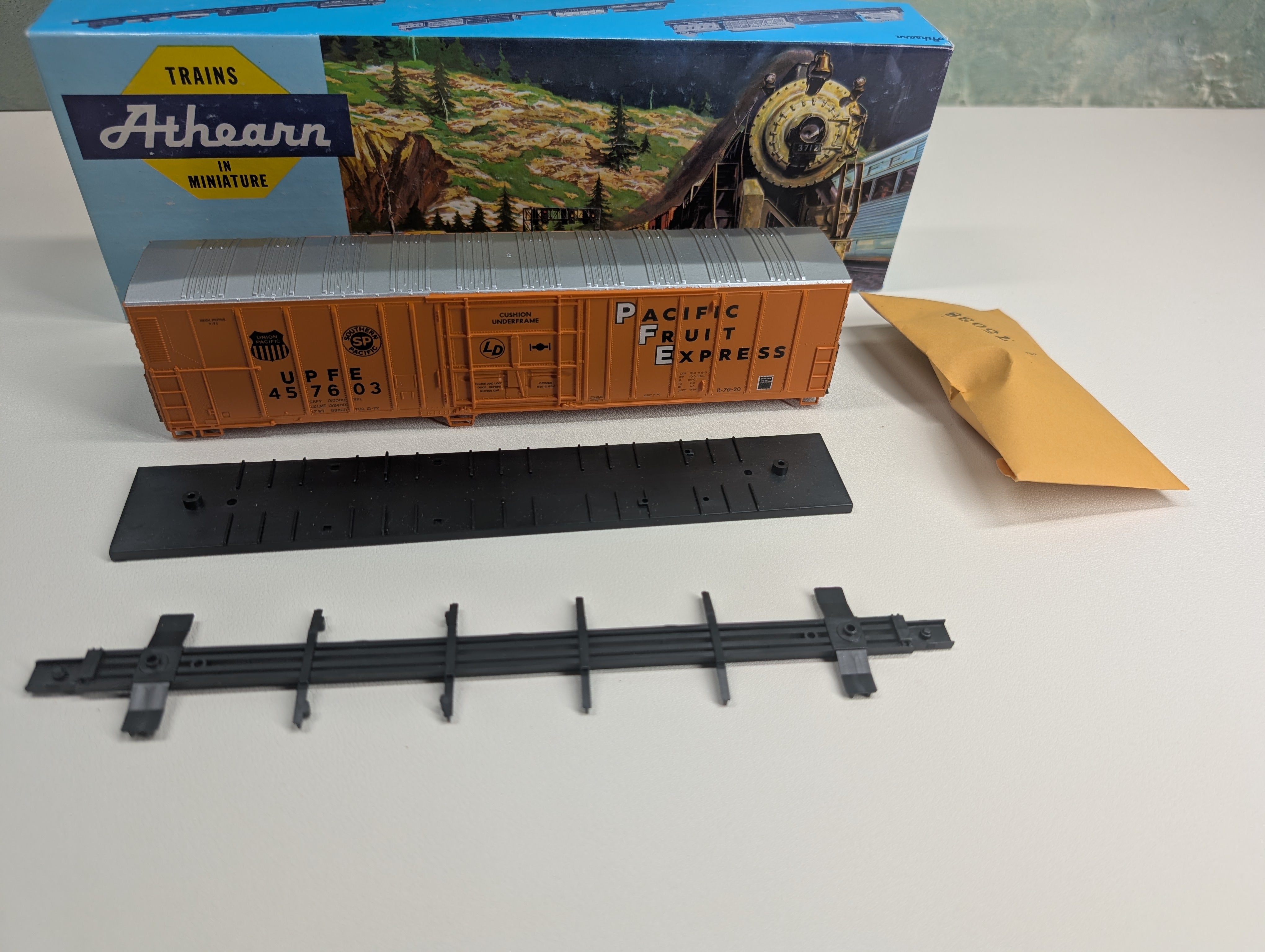 USED Athearn HO Scale 57' Reefer Pacific Fruit Express UPFE #457603 KIT