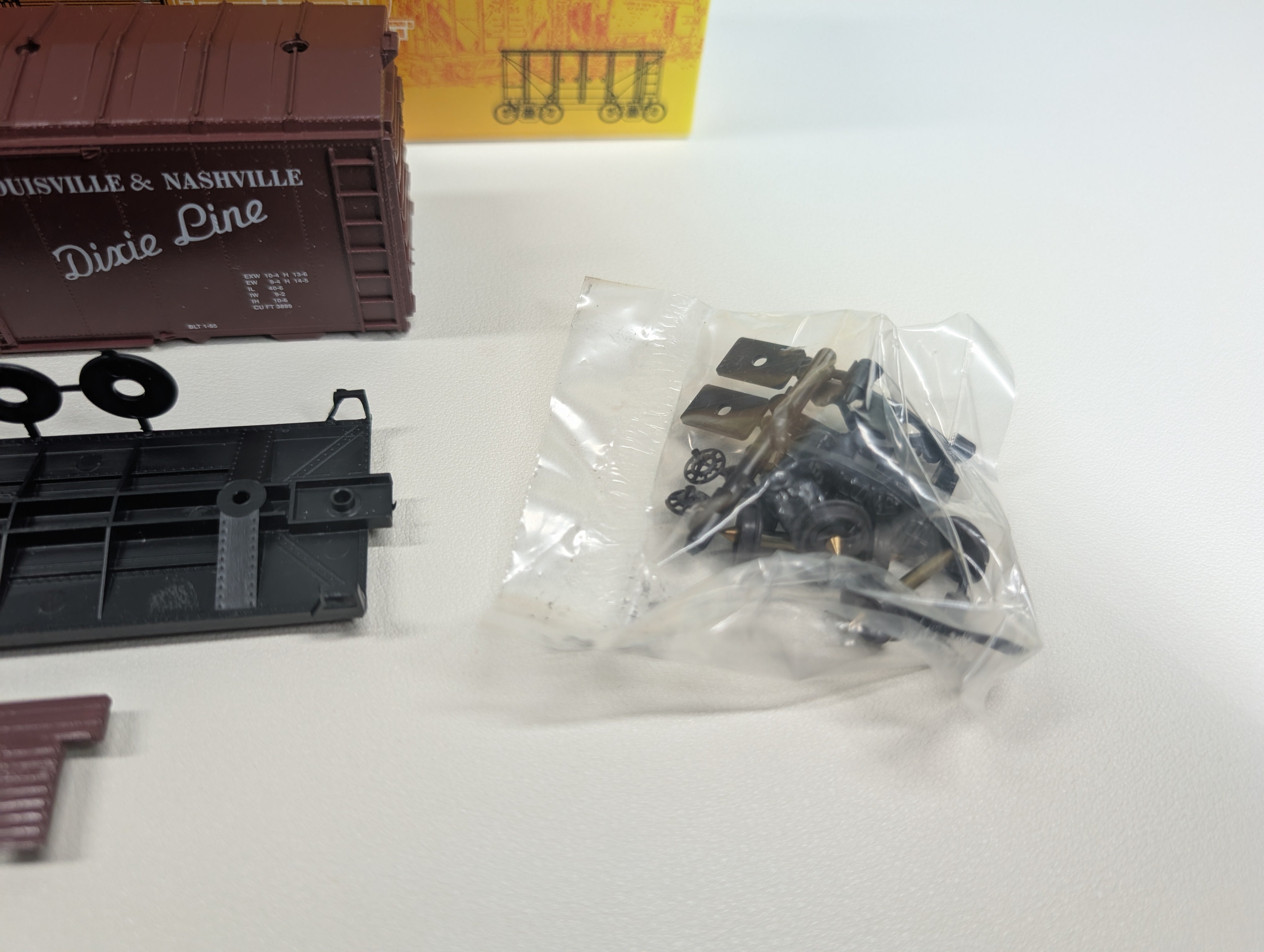 USED Roundhouse HO Scale 40' Box Car Louisville & Nashville L&N #7433 KIT