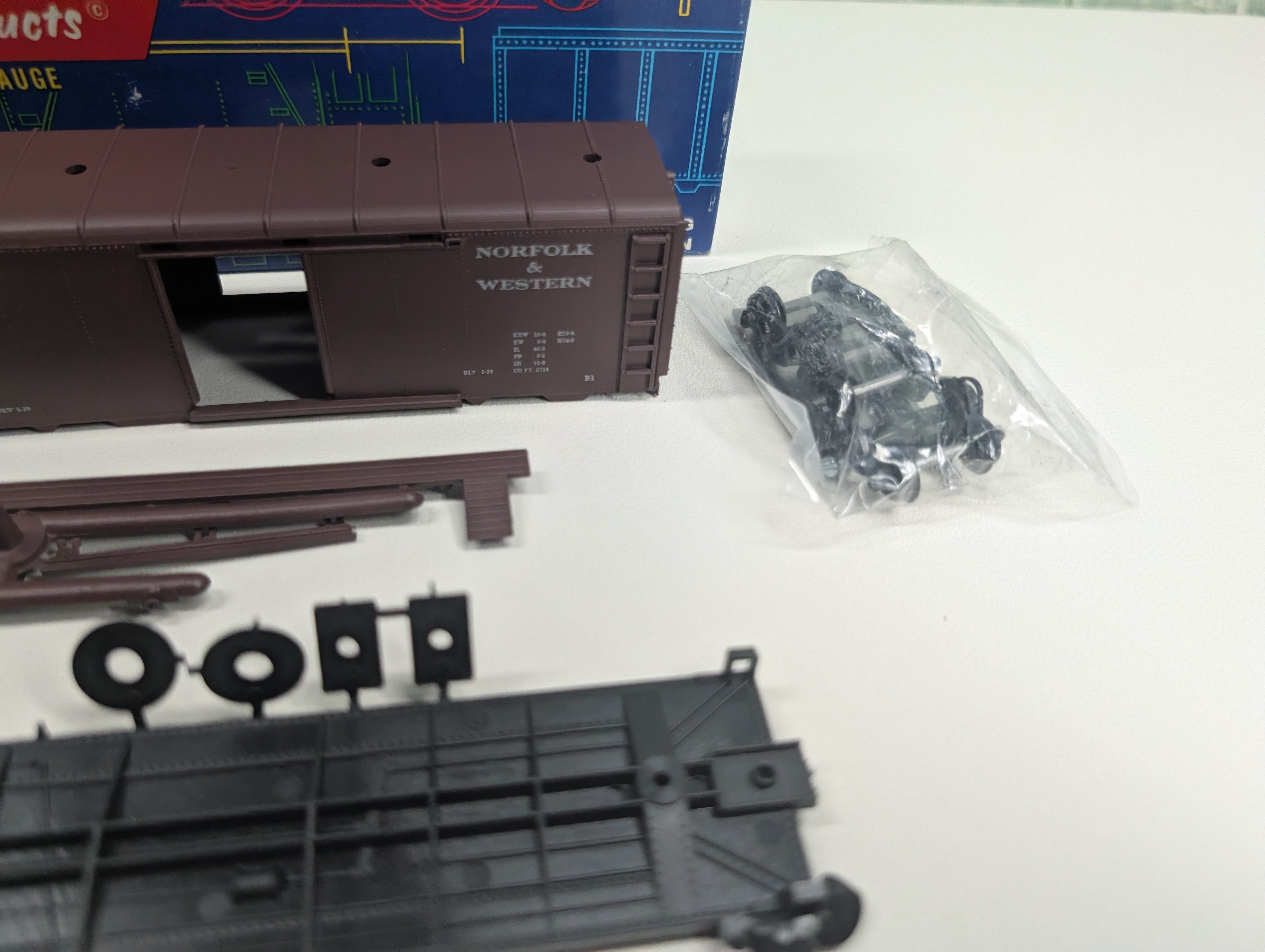 USED Roundhouse HO Scale 40' Box Car Norfolk & Western N&W #47299 KIT