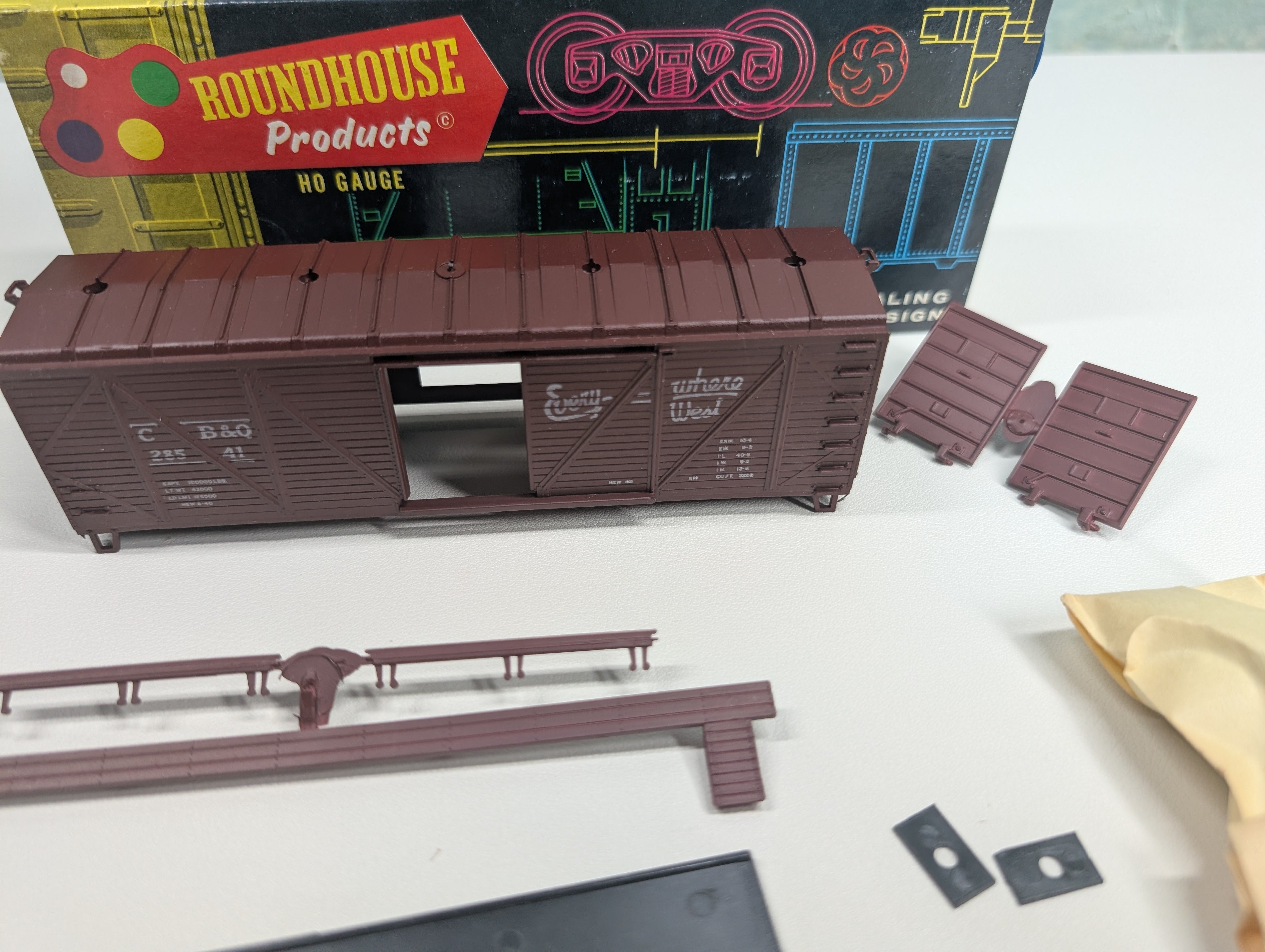 USED Roundhouse HO Scale 40' Truss Side Box Car Burlington CB&Q #28541 KIT