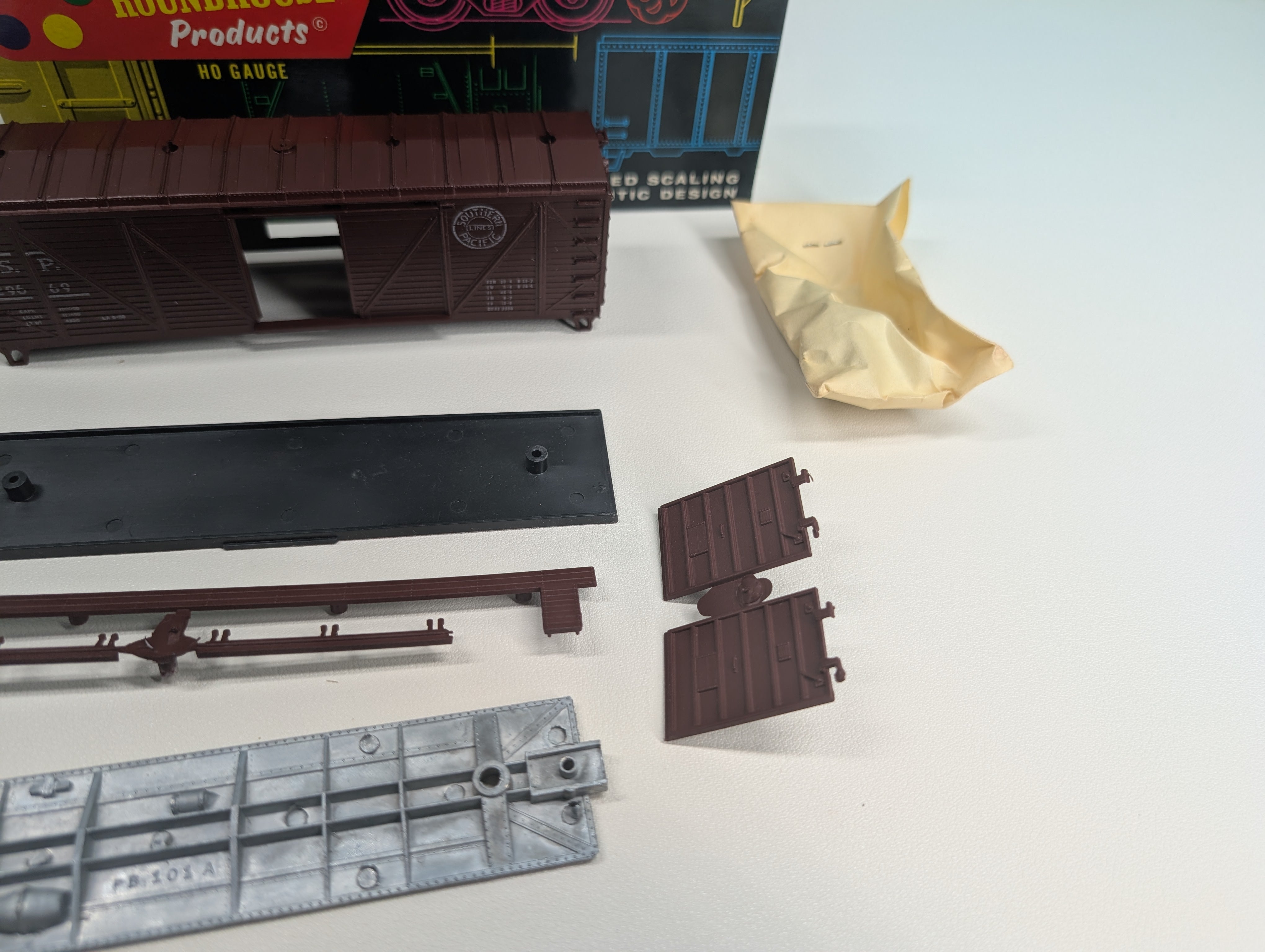 USED Roundhouse HO Scale 40' Truss Side Box Car Southern Pacific SP #29669 KIT