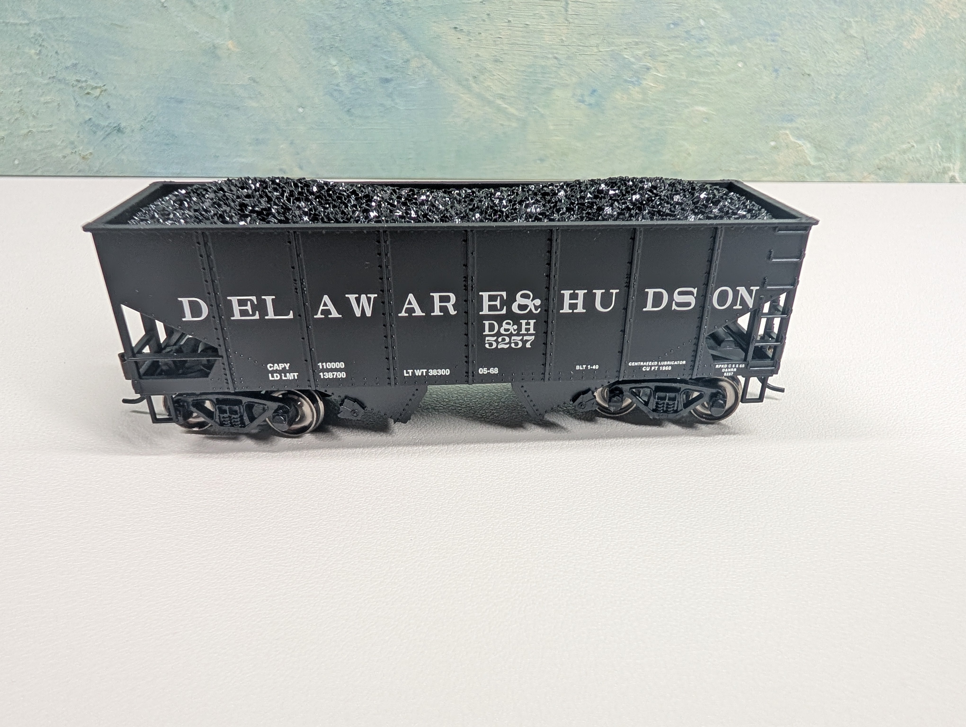 USED Bachmann 19505 HO Scale 55 Ton 2-Bay USRA OB Hopper Delaware and Hudson D&H #5257