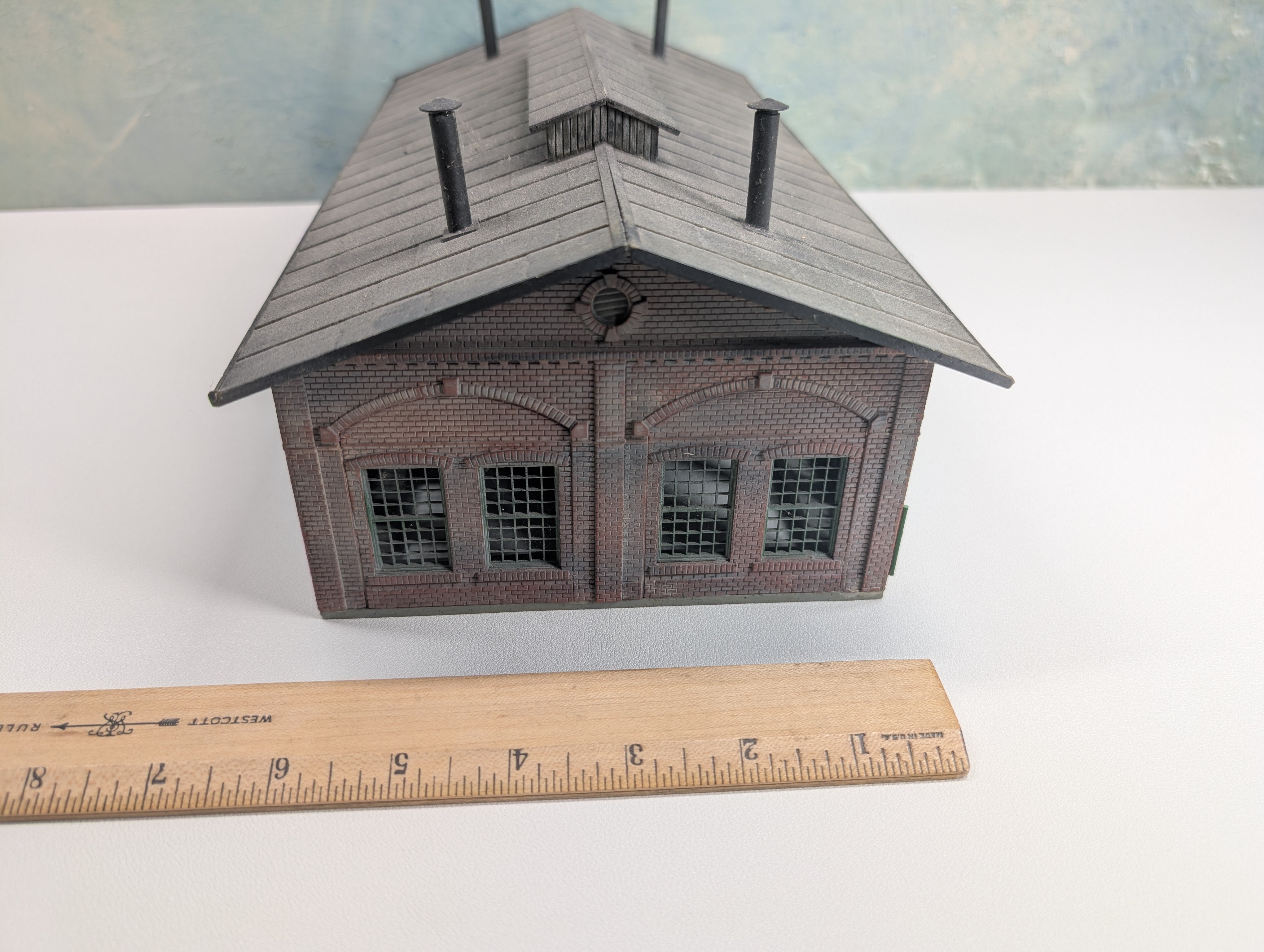 USED HO Scale Double Stall Engine House, Locomotive Work Shop, Brick Building