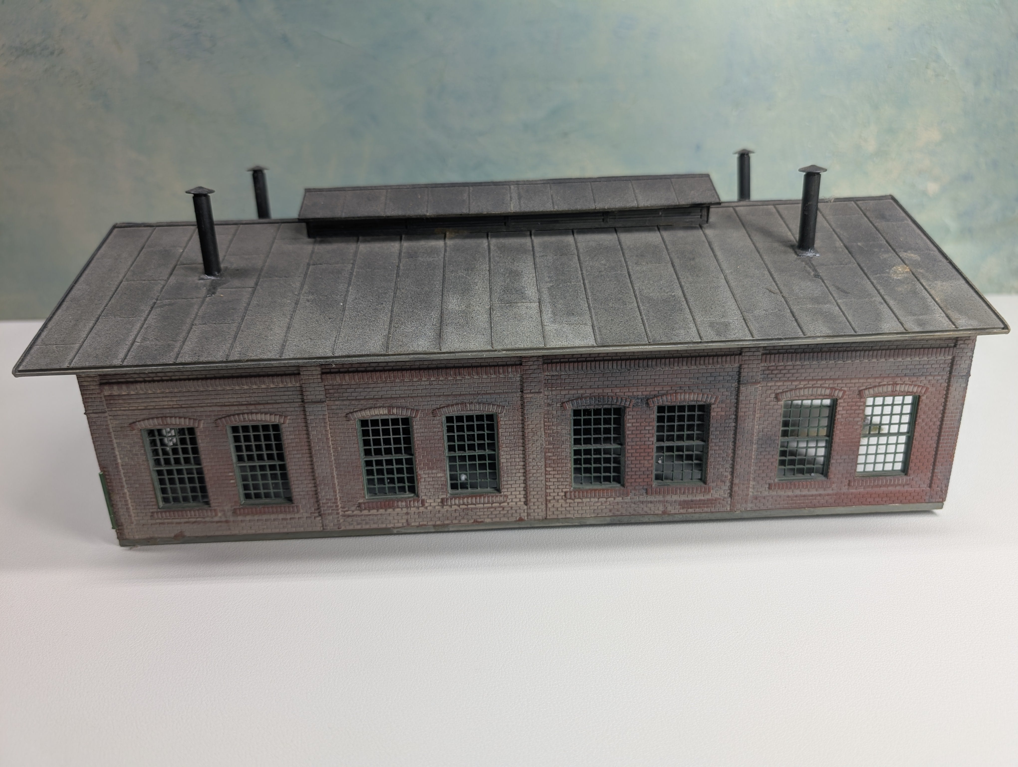 USED HO Scale Double Stall Engine House, Locomotive Work Shop, Brick Building