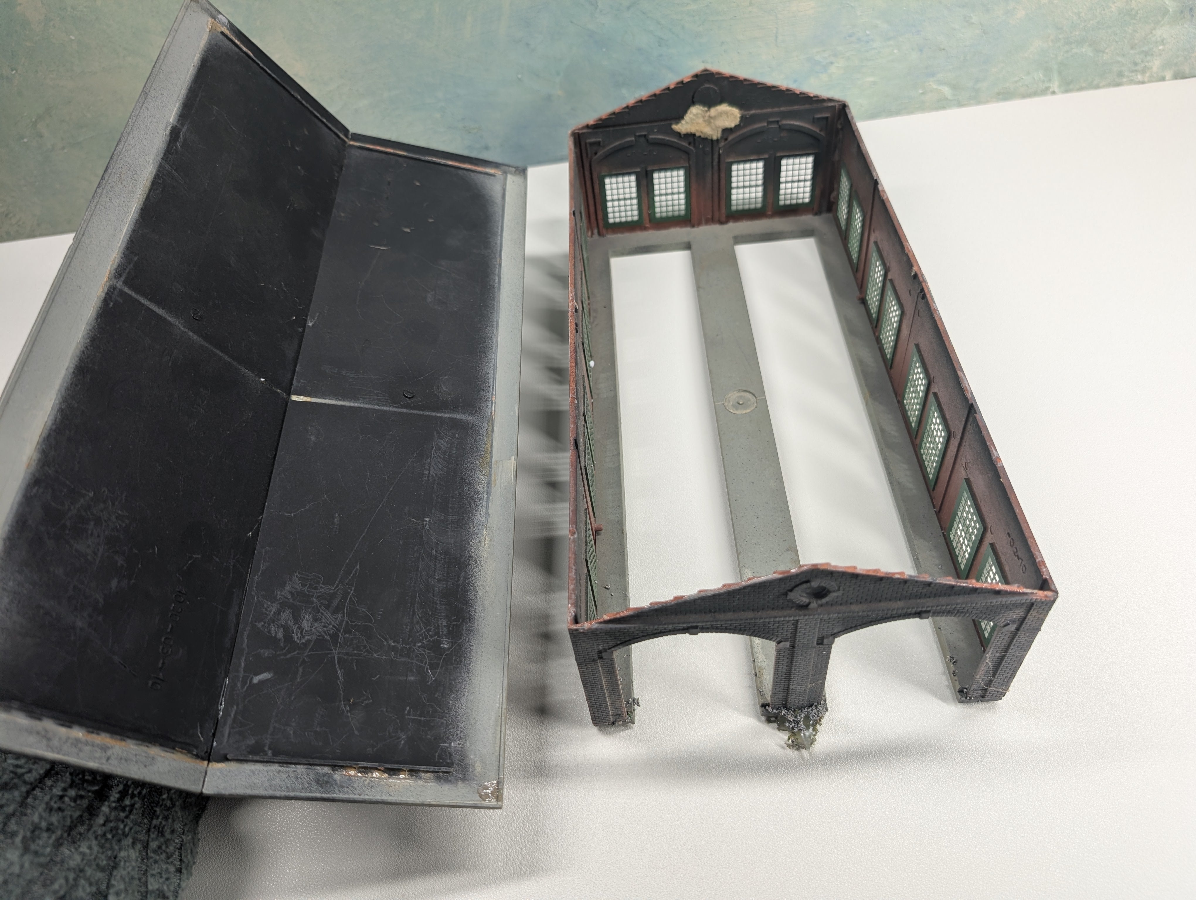 USED HO Scale Double Stall Engine House, Locomotive Work Shop, Brick Building