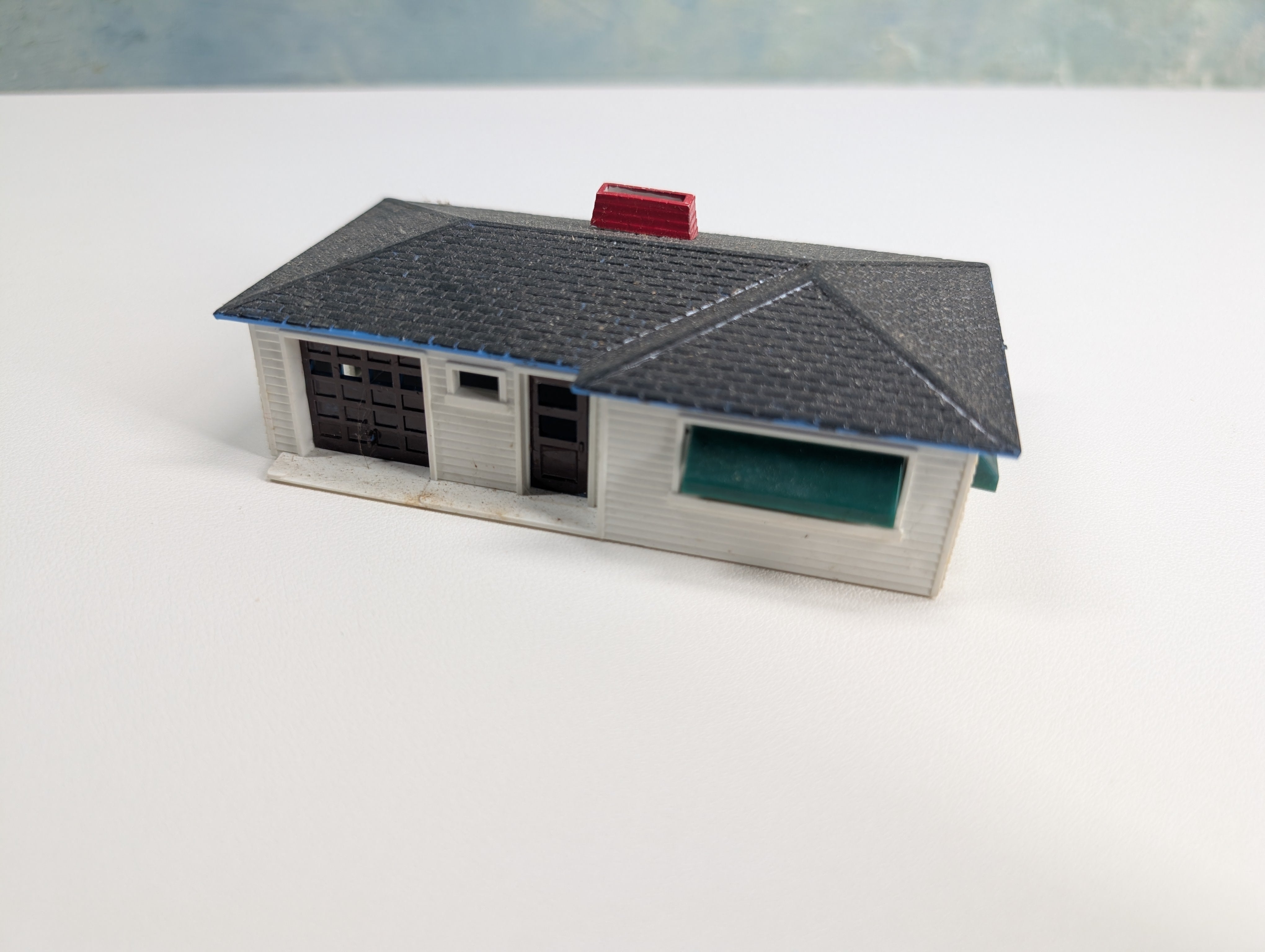 USED HO Scale Small White House
