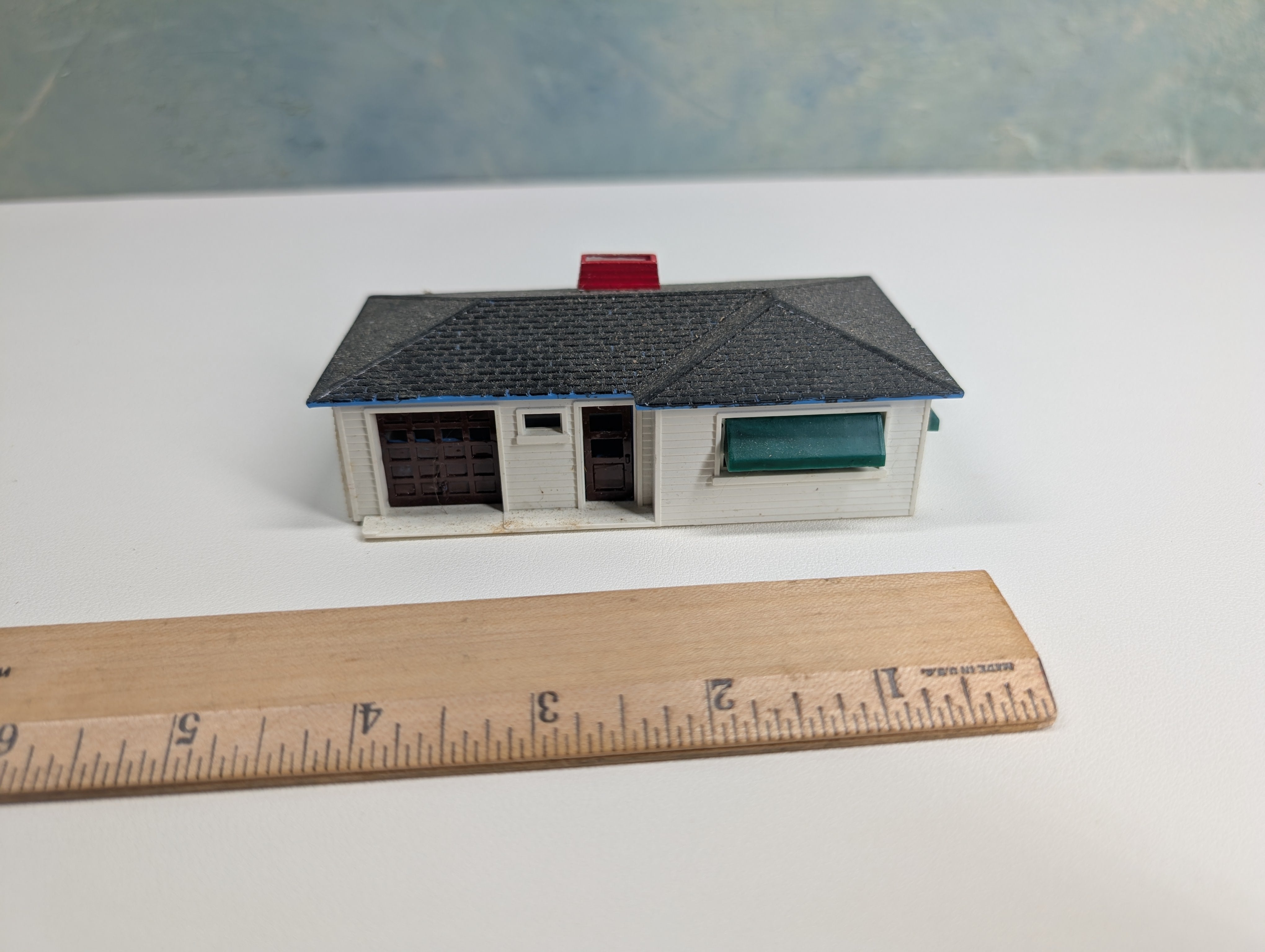 USED HO Scale Small White House