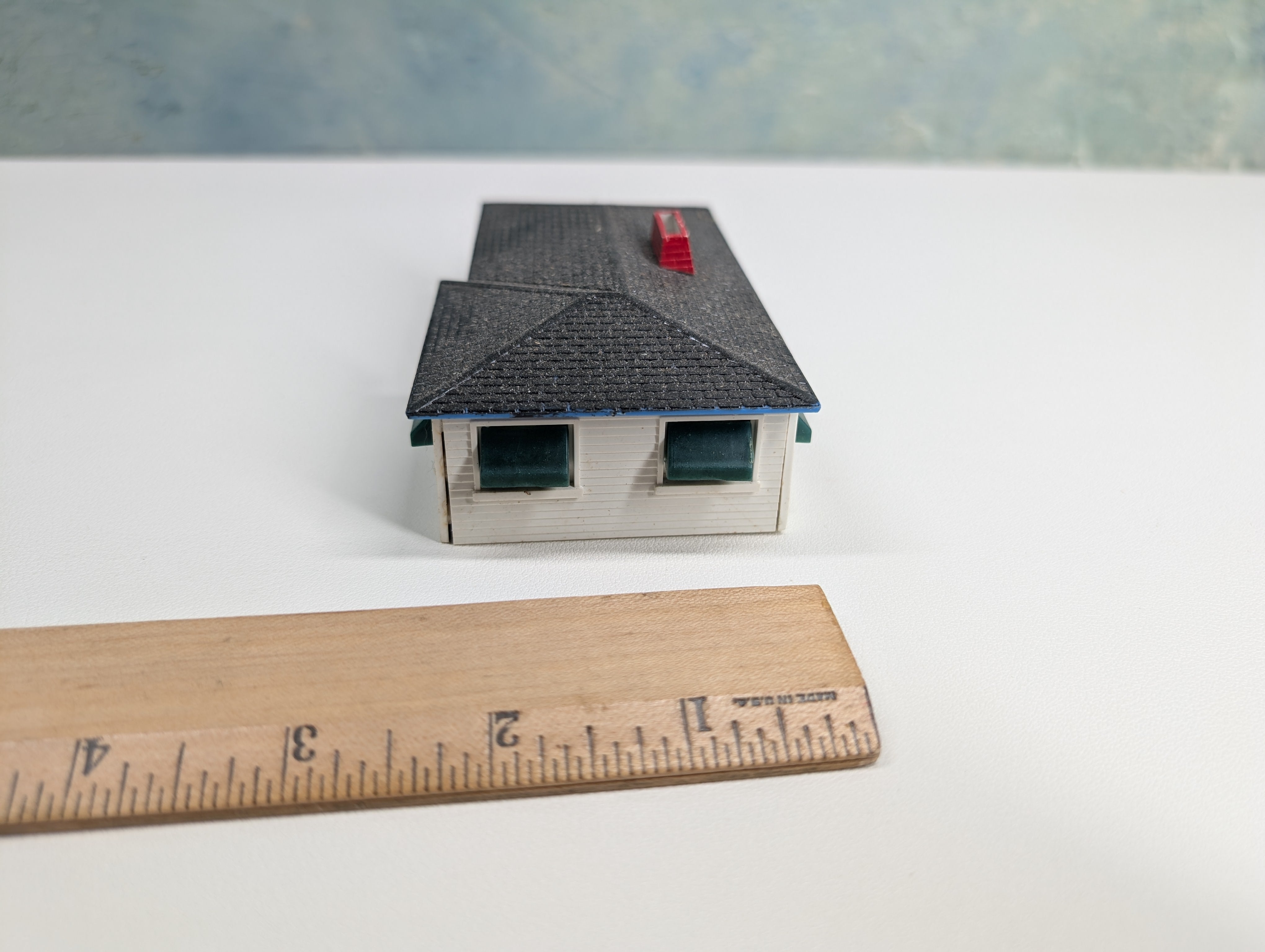 USED HO Scale Small White House