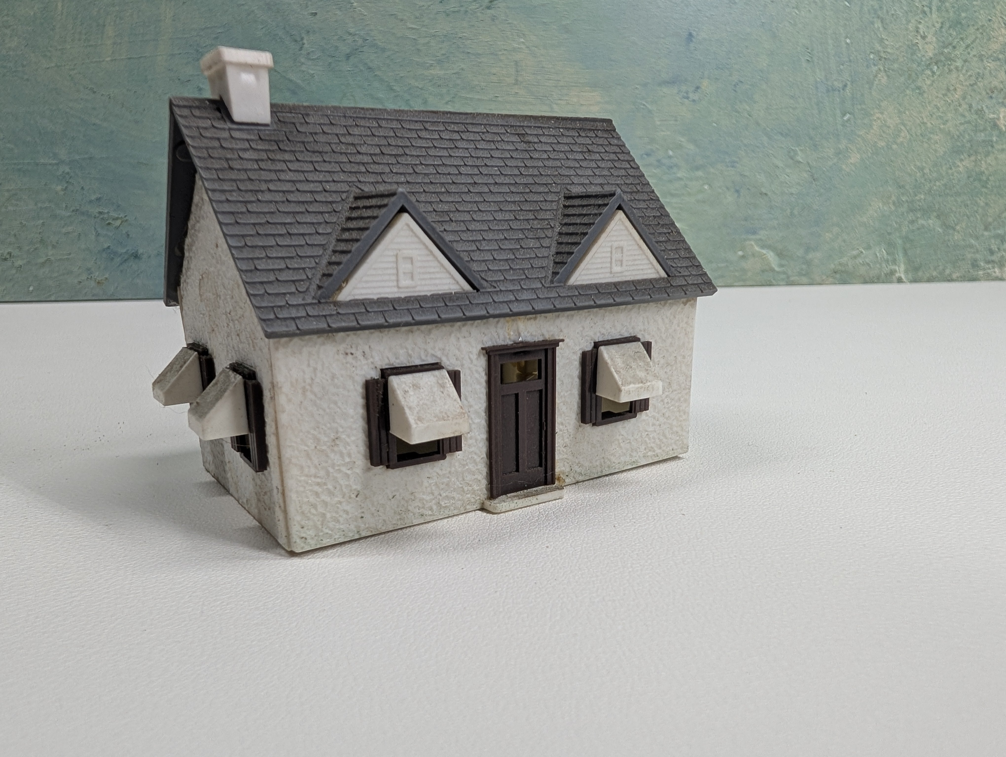 USED HO Scale Small White House
