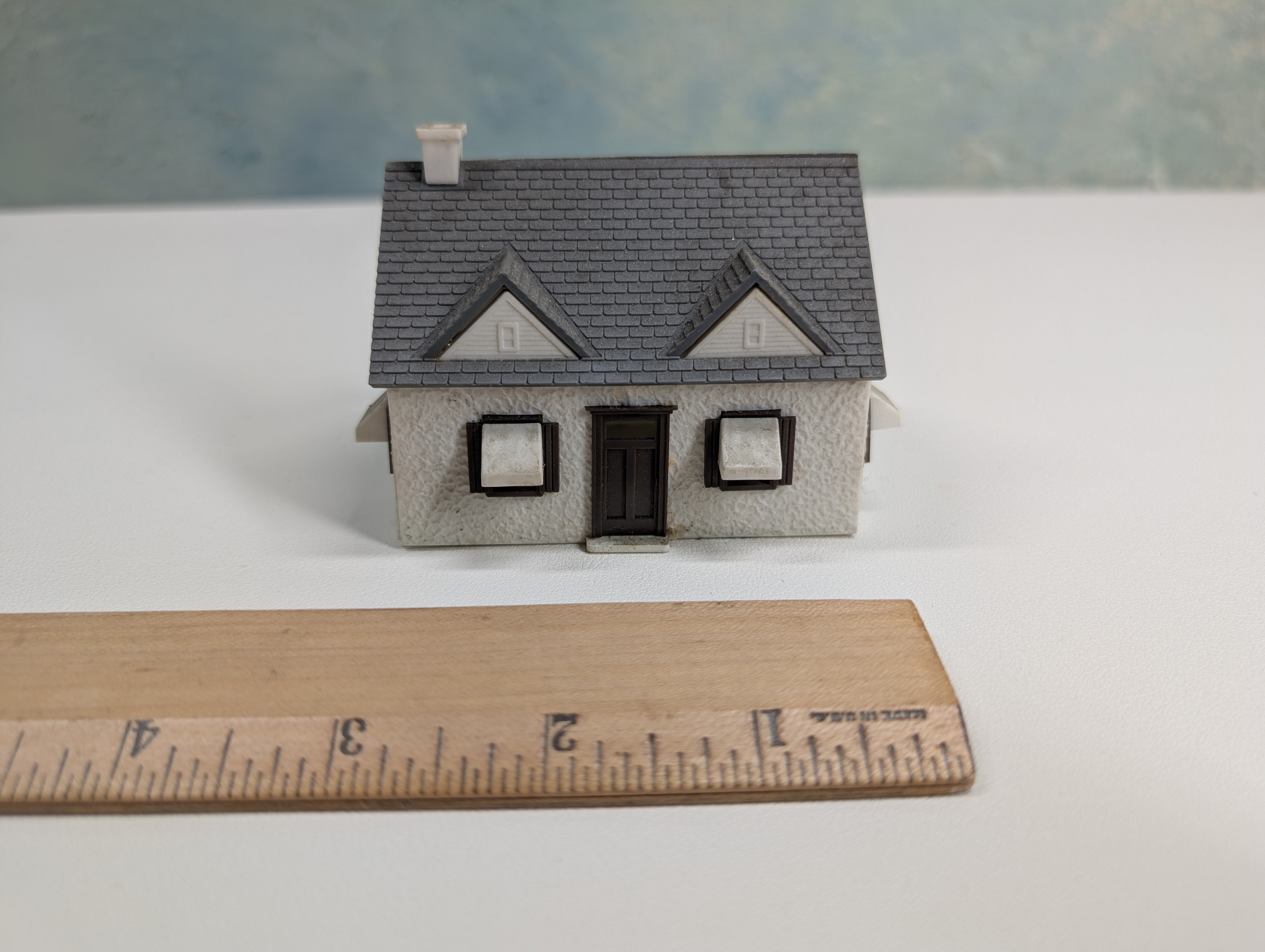 USED HO Scale Small White House