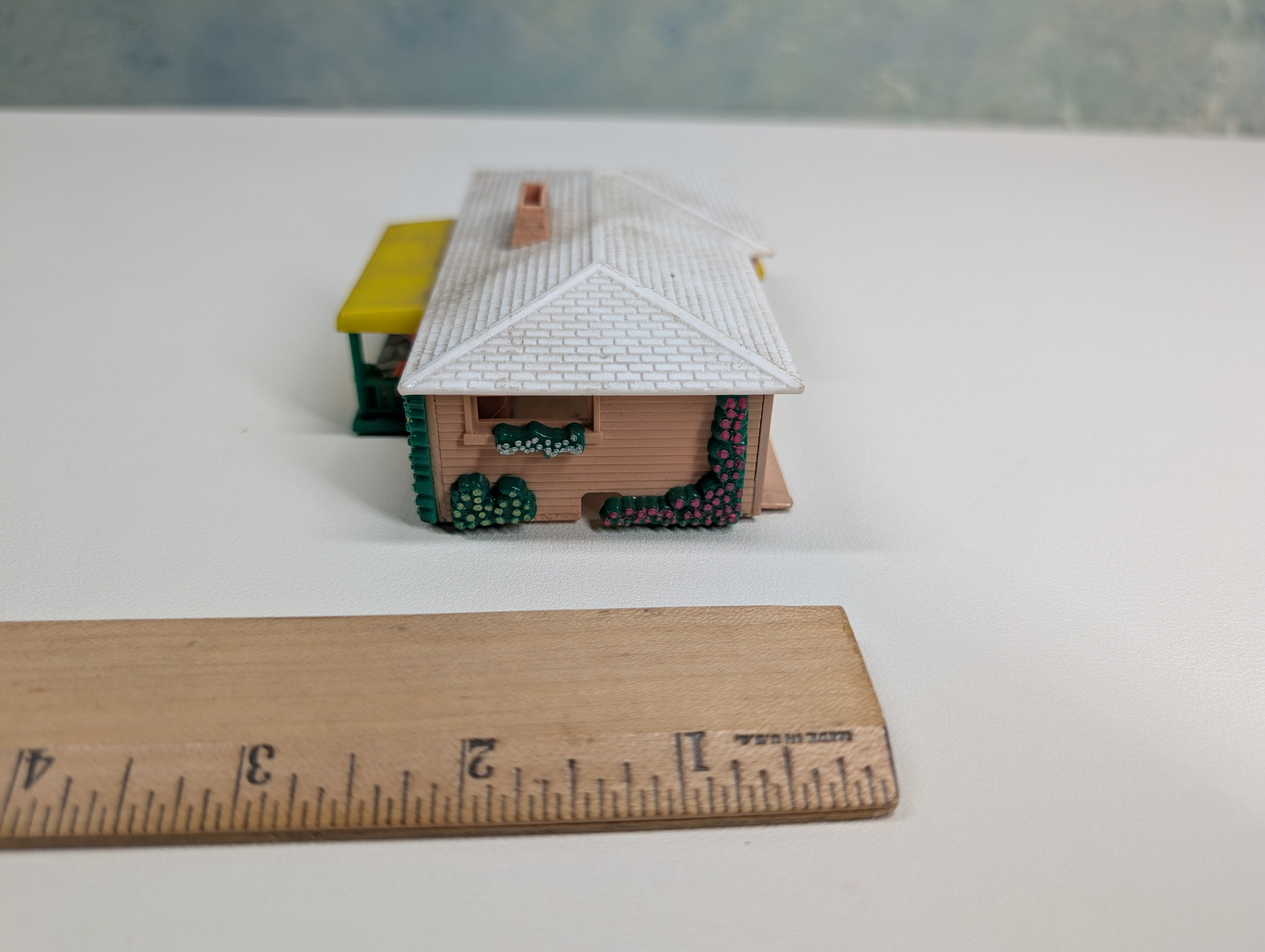 USED HO Scale Small Home with Patio