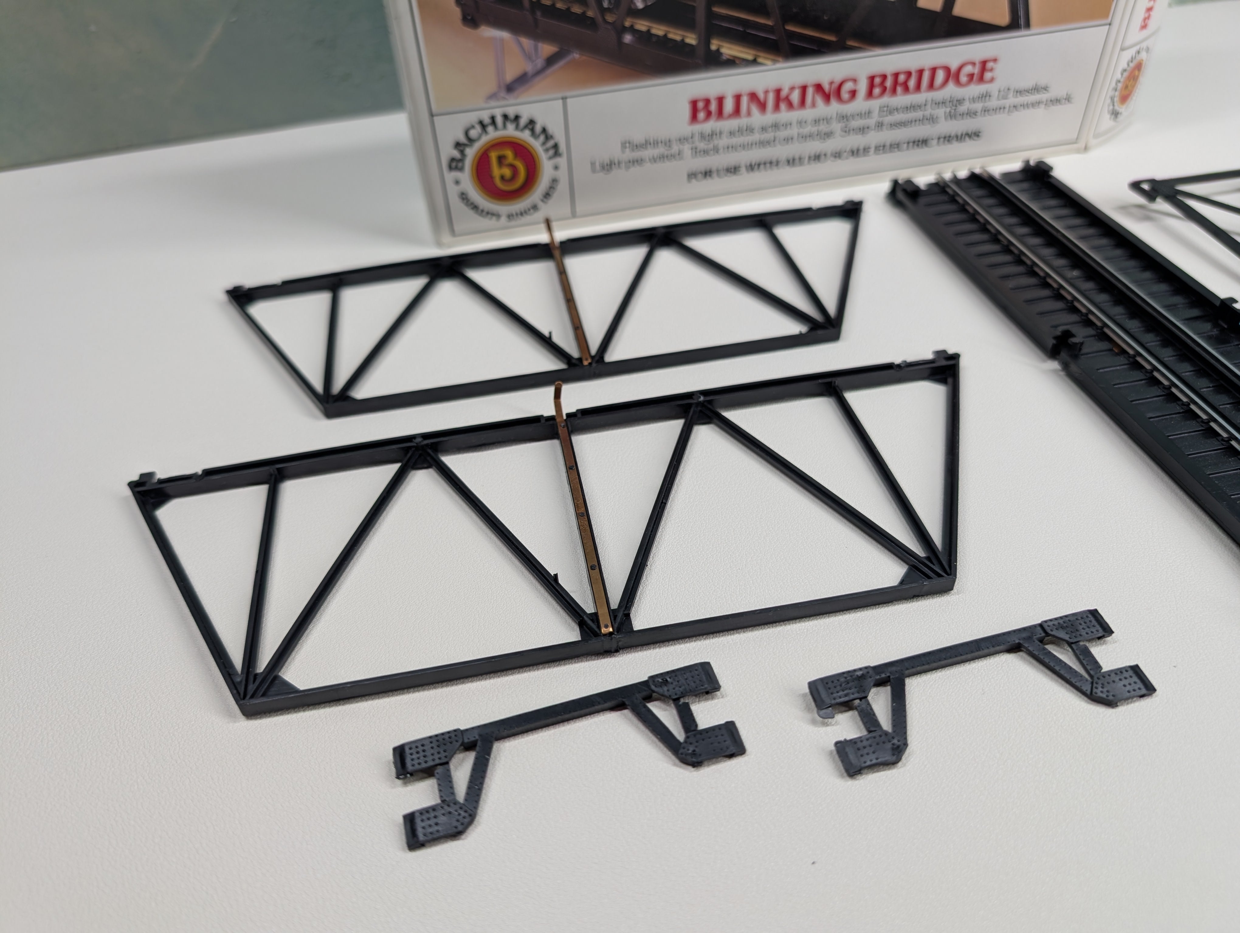 USED Bachmann #46-1221 HO Scale Blinking Bridge (tested) KIT